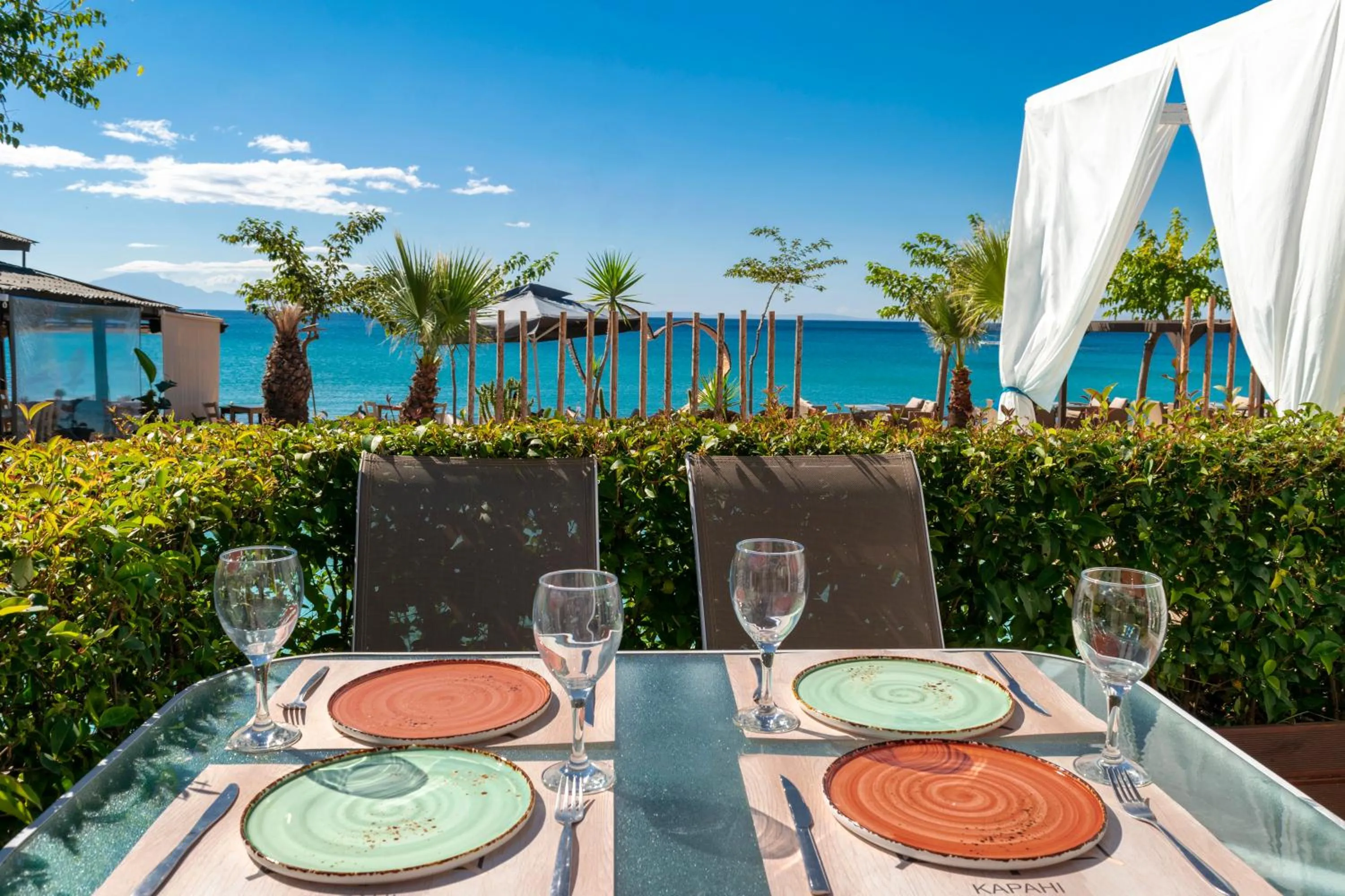 Dining area in Beach Hotel Kapahi