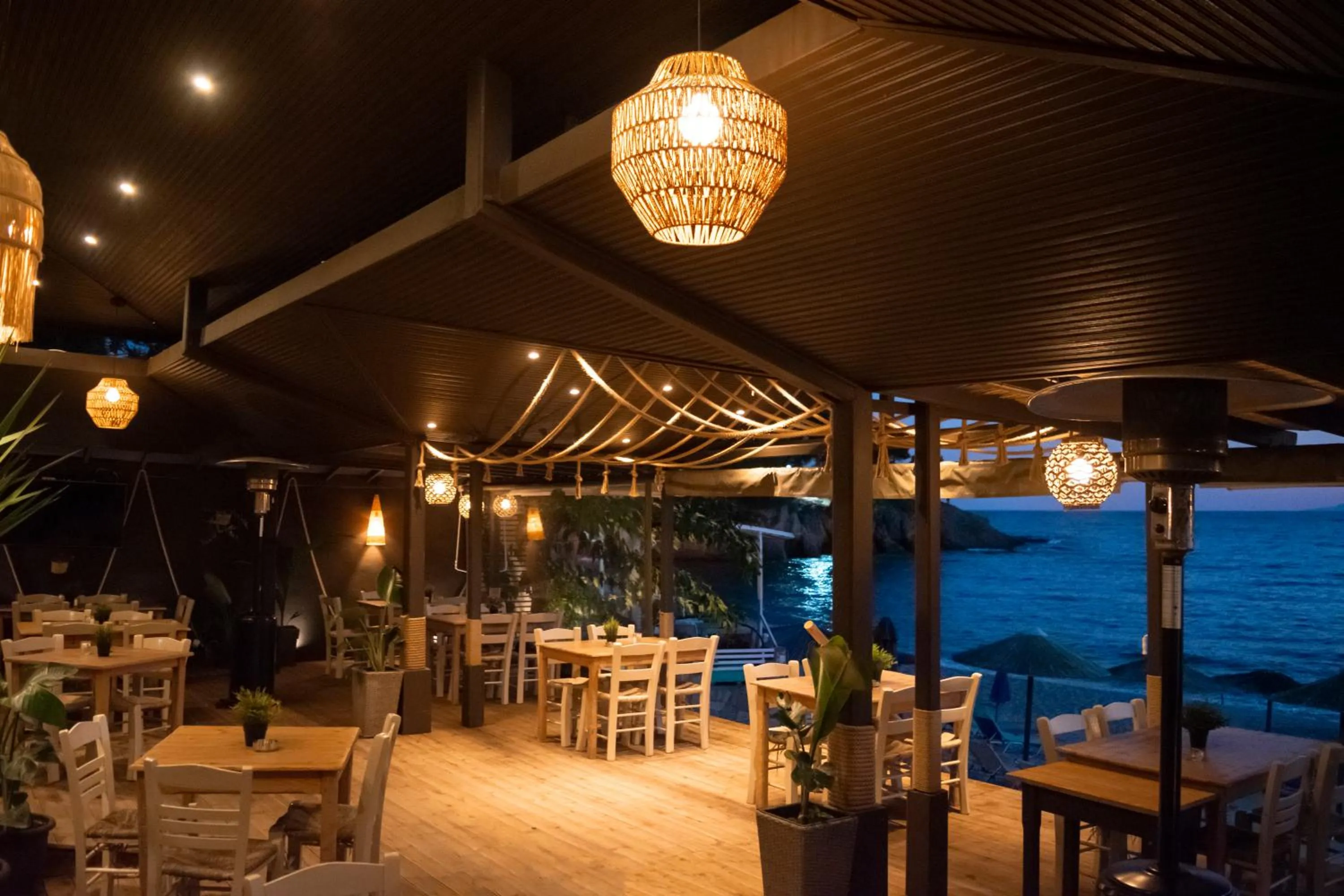 Restaurant/places to eat in Beach Hotel Kapahi