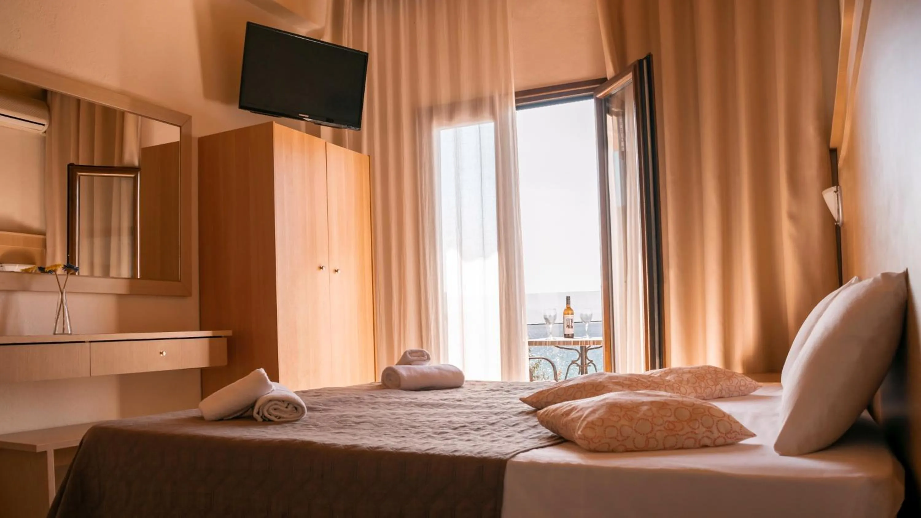 Bedroom, Bed in Beach Hotel Kapahi