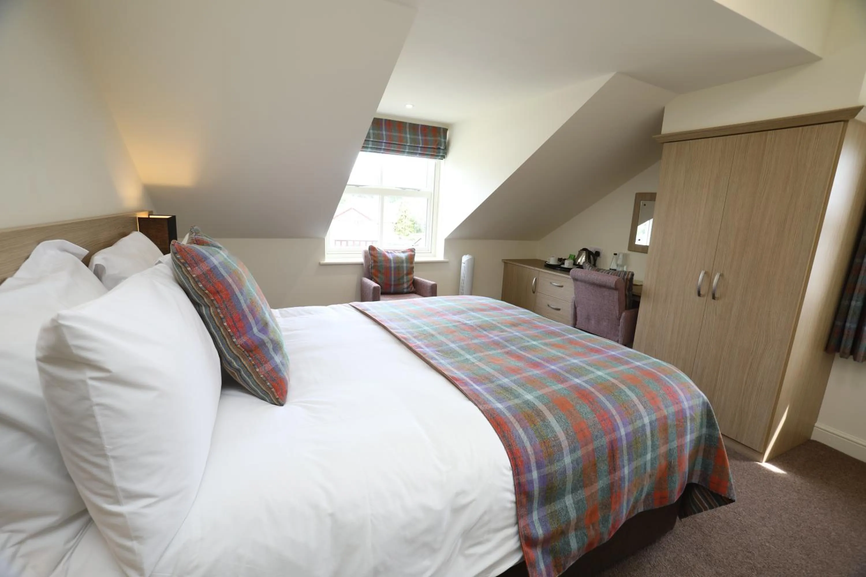 Photo of the whole room, Bed in The Craven Heifer Inn