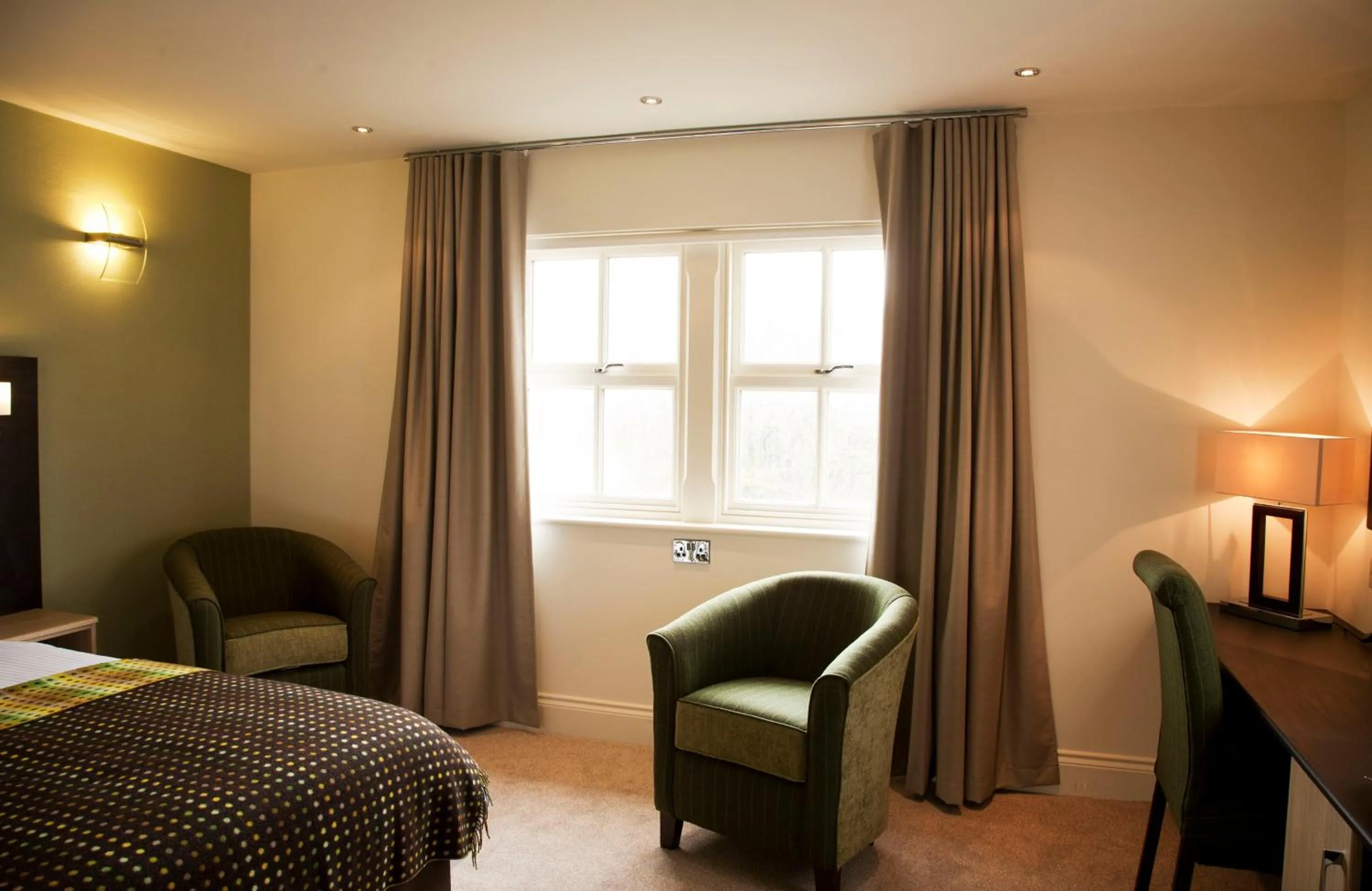 Seating area, Bed in The Craven Heifer Inn