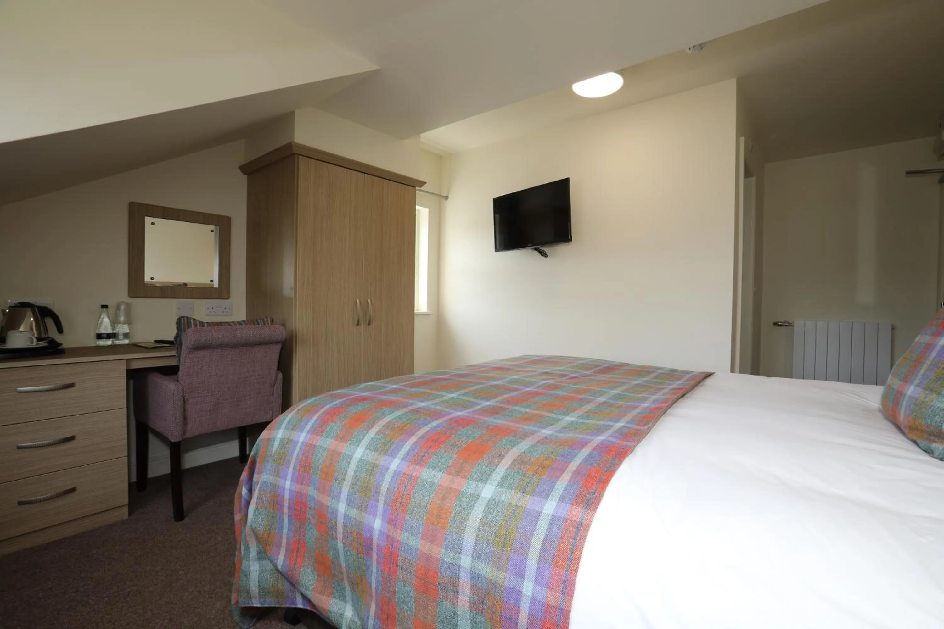 Photo of the whole room, Bed in The Craven Heifer Inn