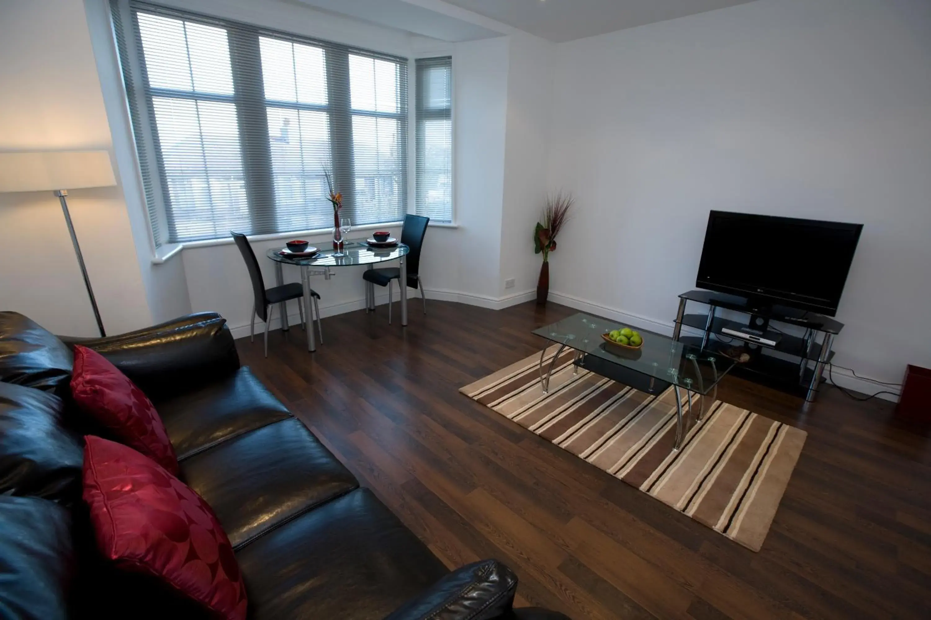 Living room, TV/Entertainment Center in Aberdeen Serviced Apartments - The Lodge