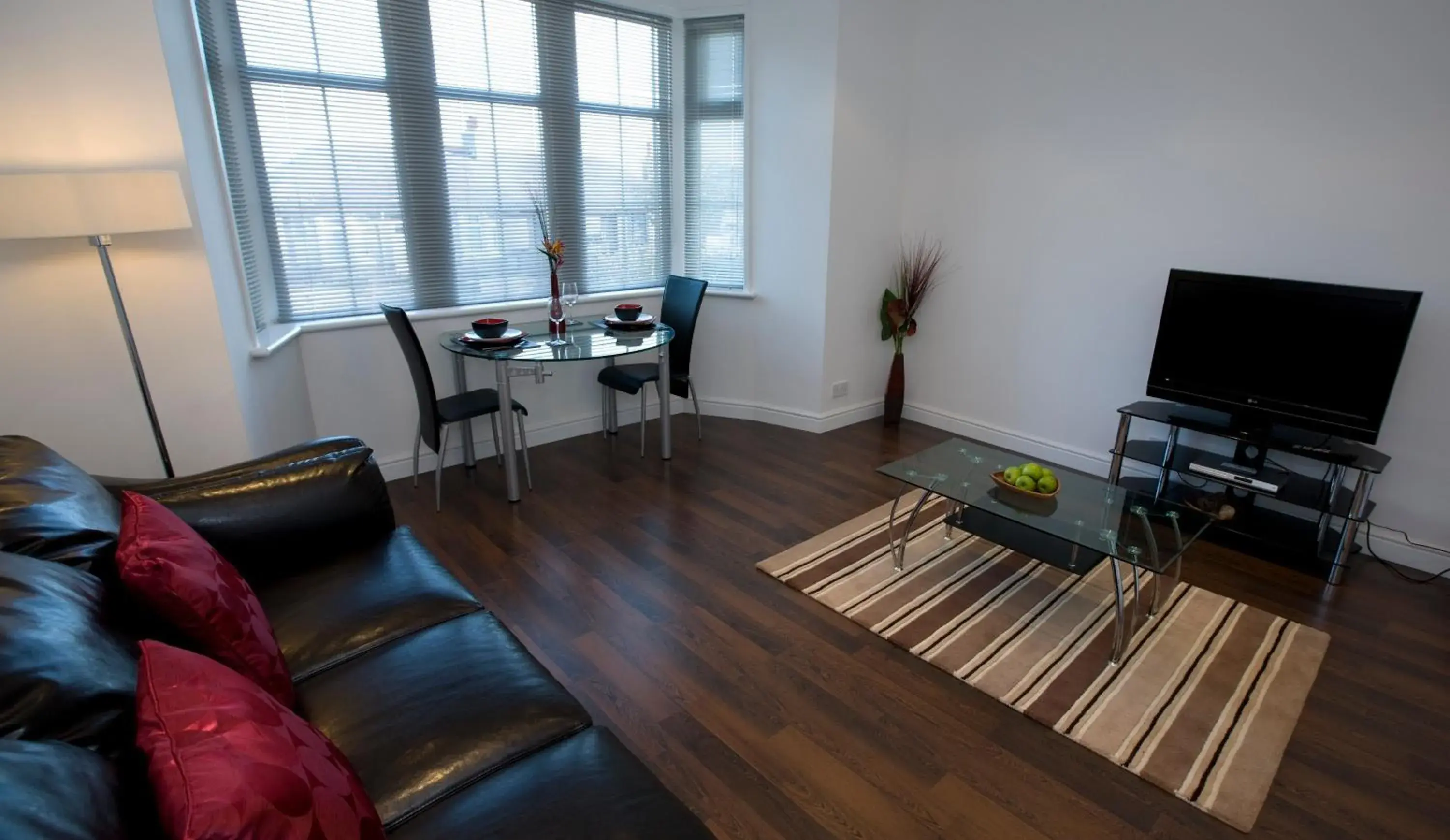 Living room, Seating Area in Aberdeen Serviced Apartments - The Lodge