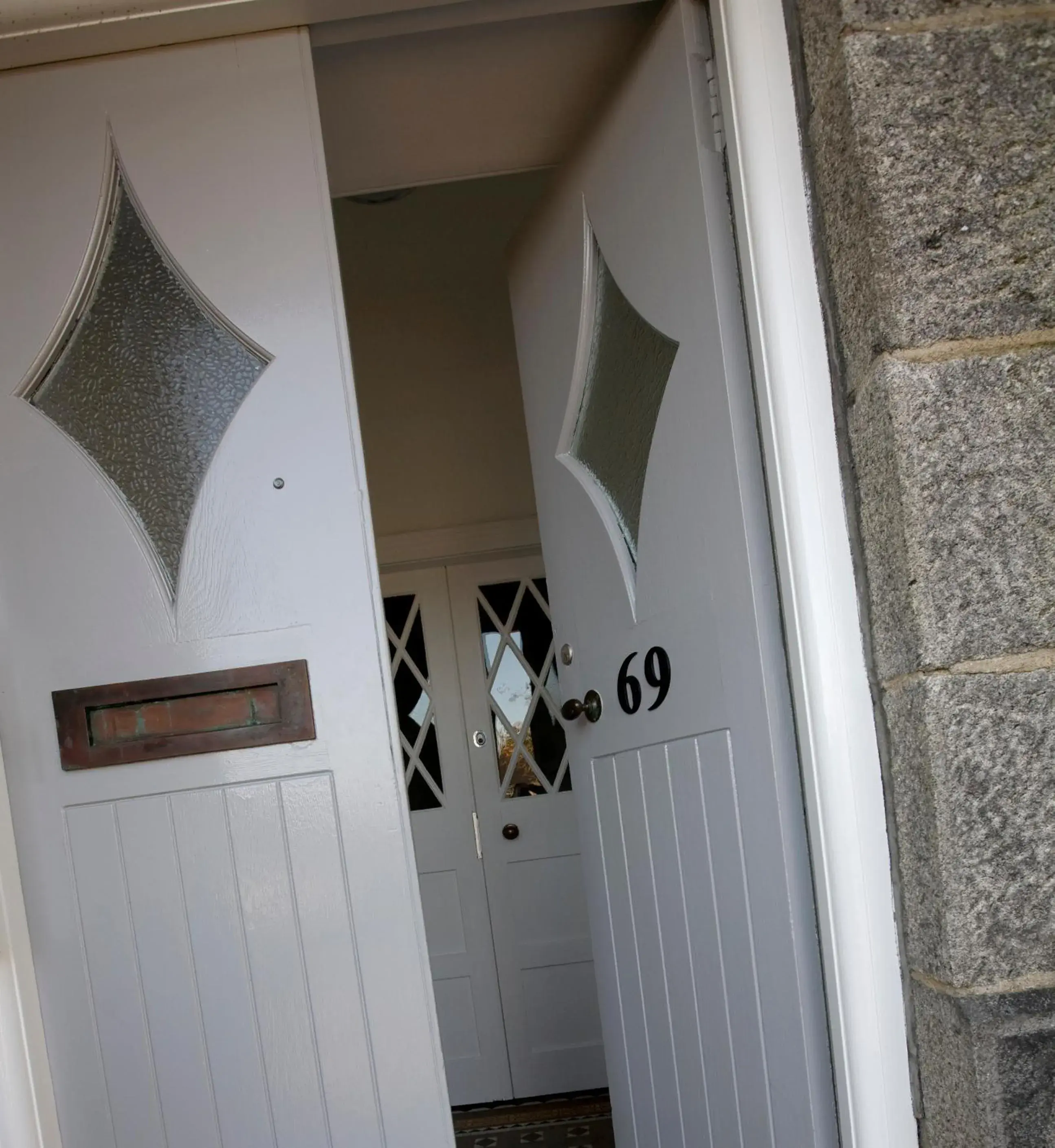 Facade/entrance, Bathroom in Aberdeen Serviced Apartments - The Lodge