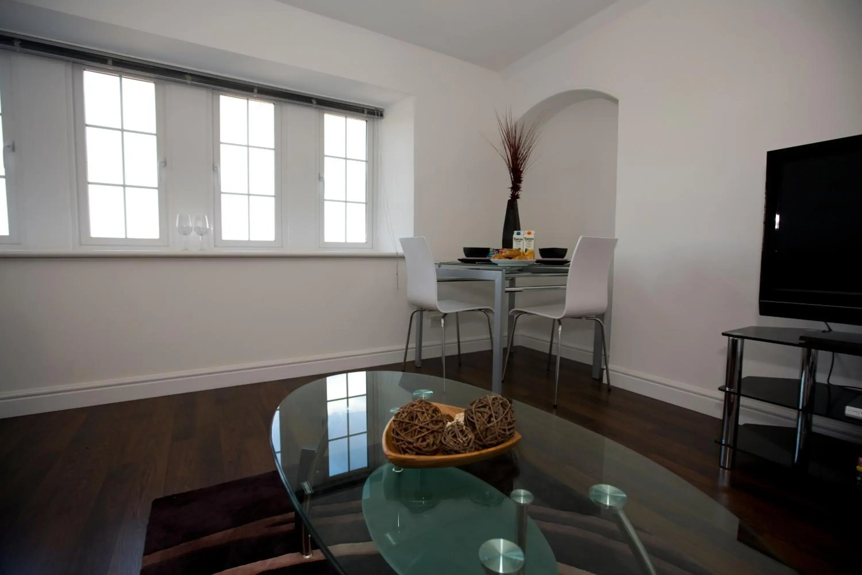 Living room, Dining Area in Aberdeen Serviced Apartments - The Lodge