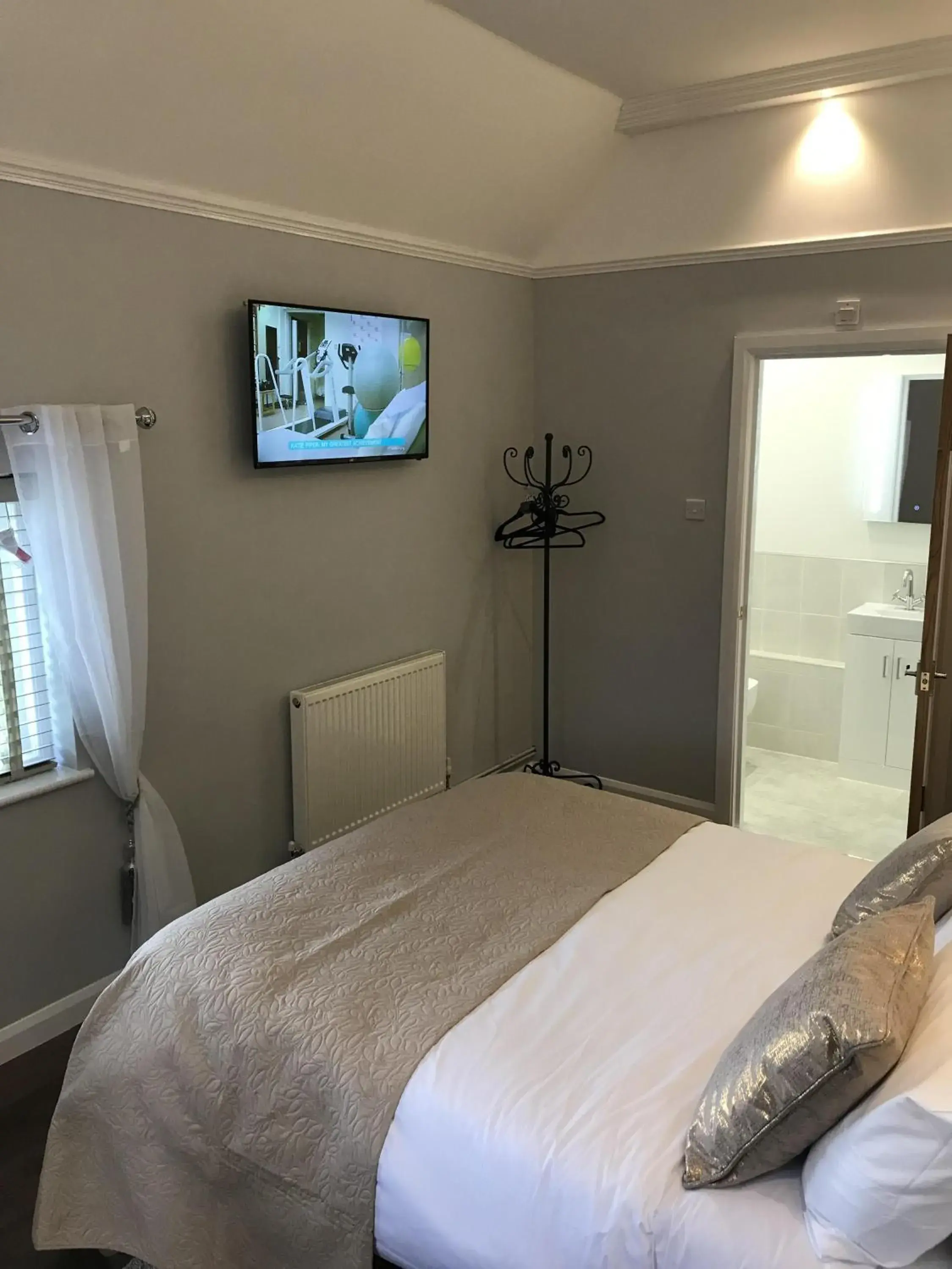 Superior Double Room in Old Thatch Bambers Green Superior Double Room in Old Thatch Bambers Green