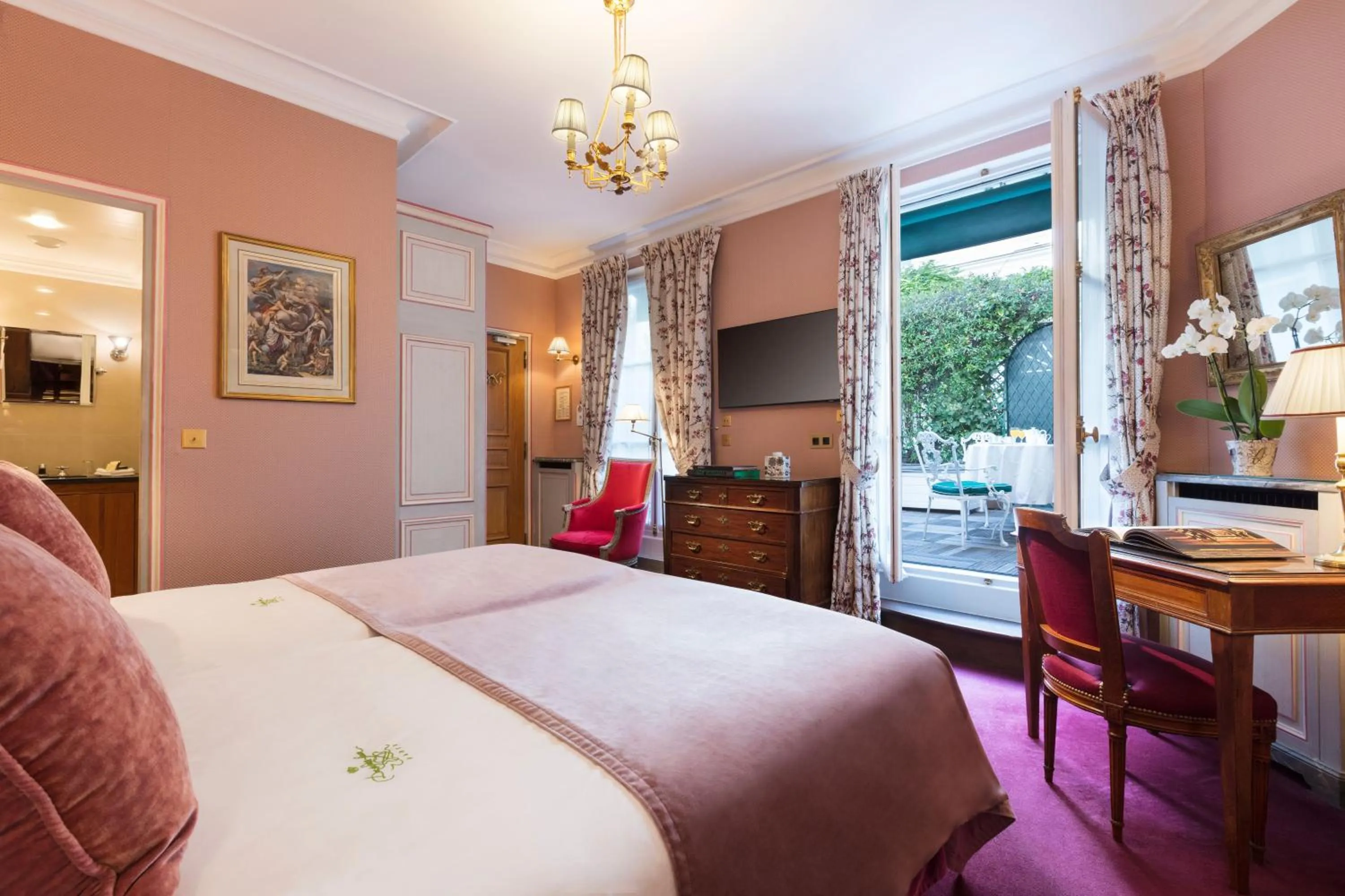 Bed in Hôtel Duc De St-Simon