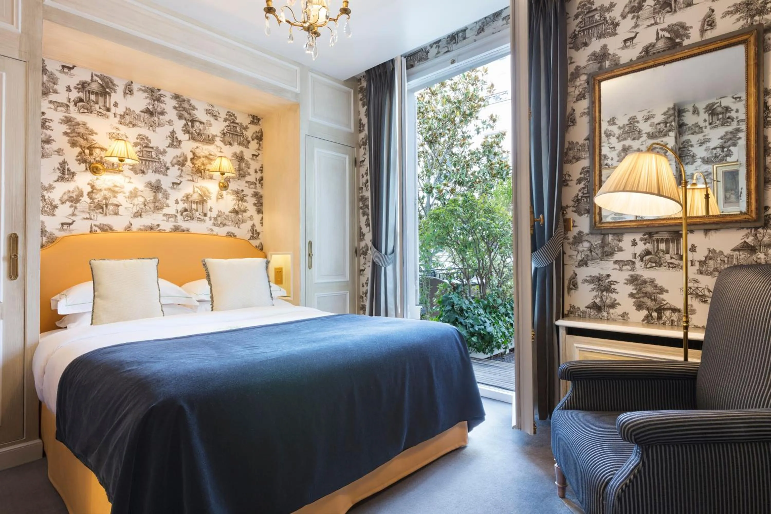 Bed in Hôtel Duc De St-Simon