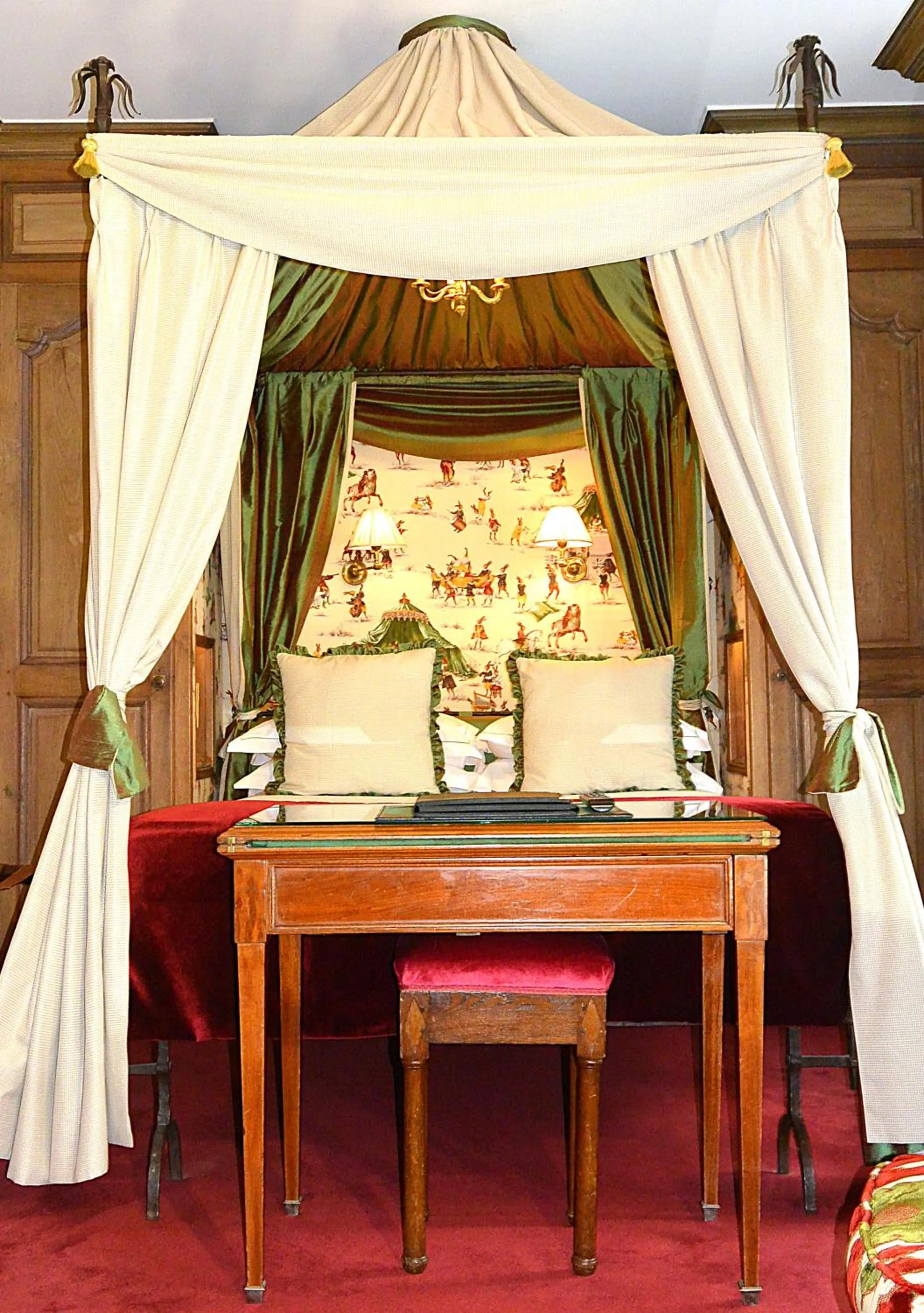 Bed in Hôtel Duc De St-Simon