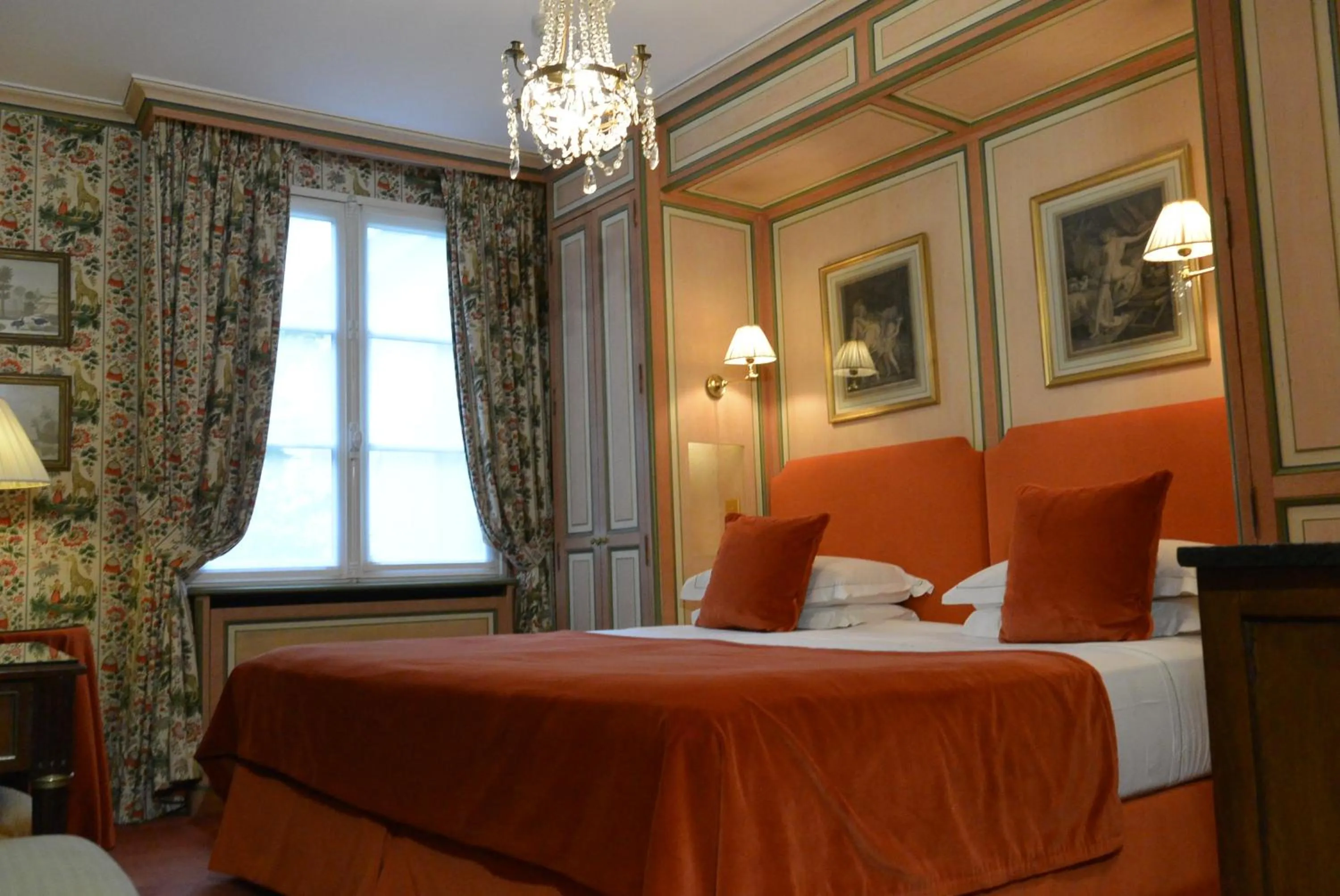 Bed in Hôtel Duc De St-Simon