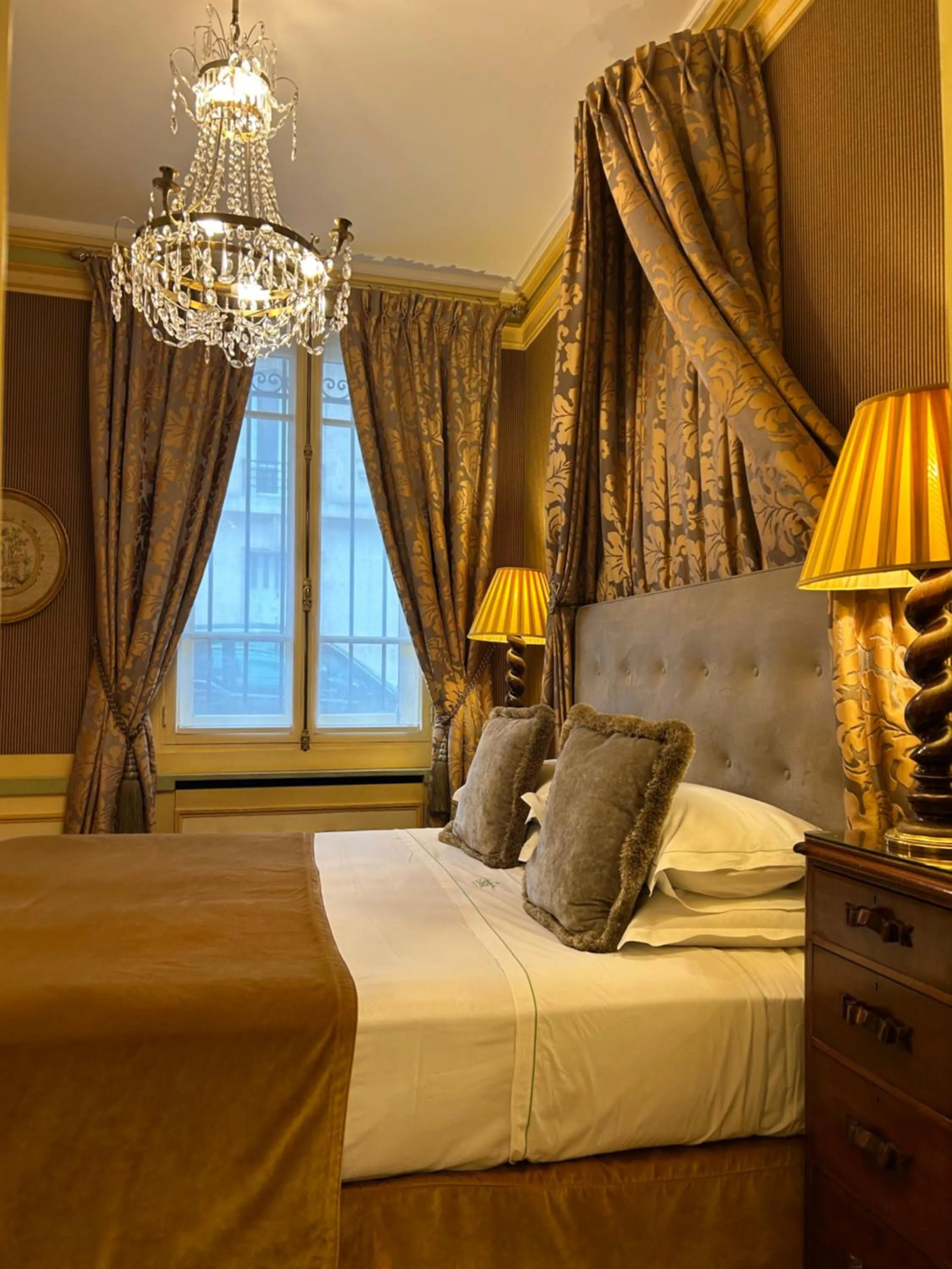 Bed in Hôtel Duc De St-Simon