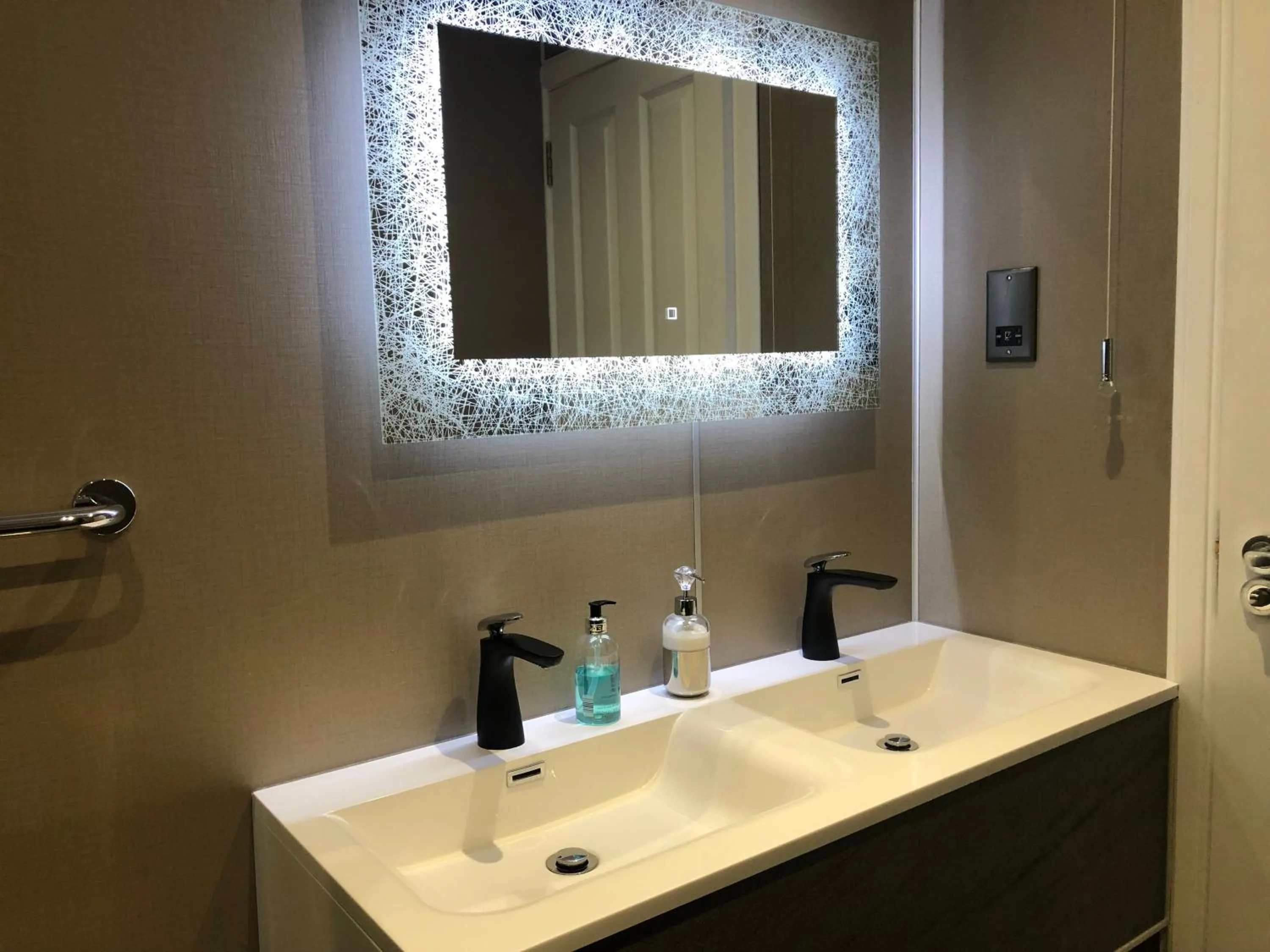 Bathroom in Redcliffe Hotel