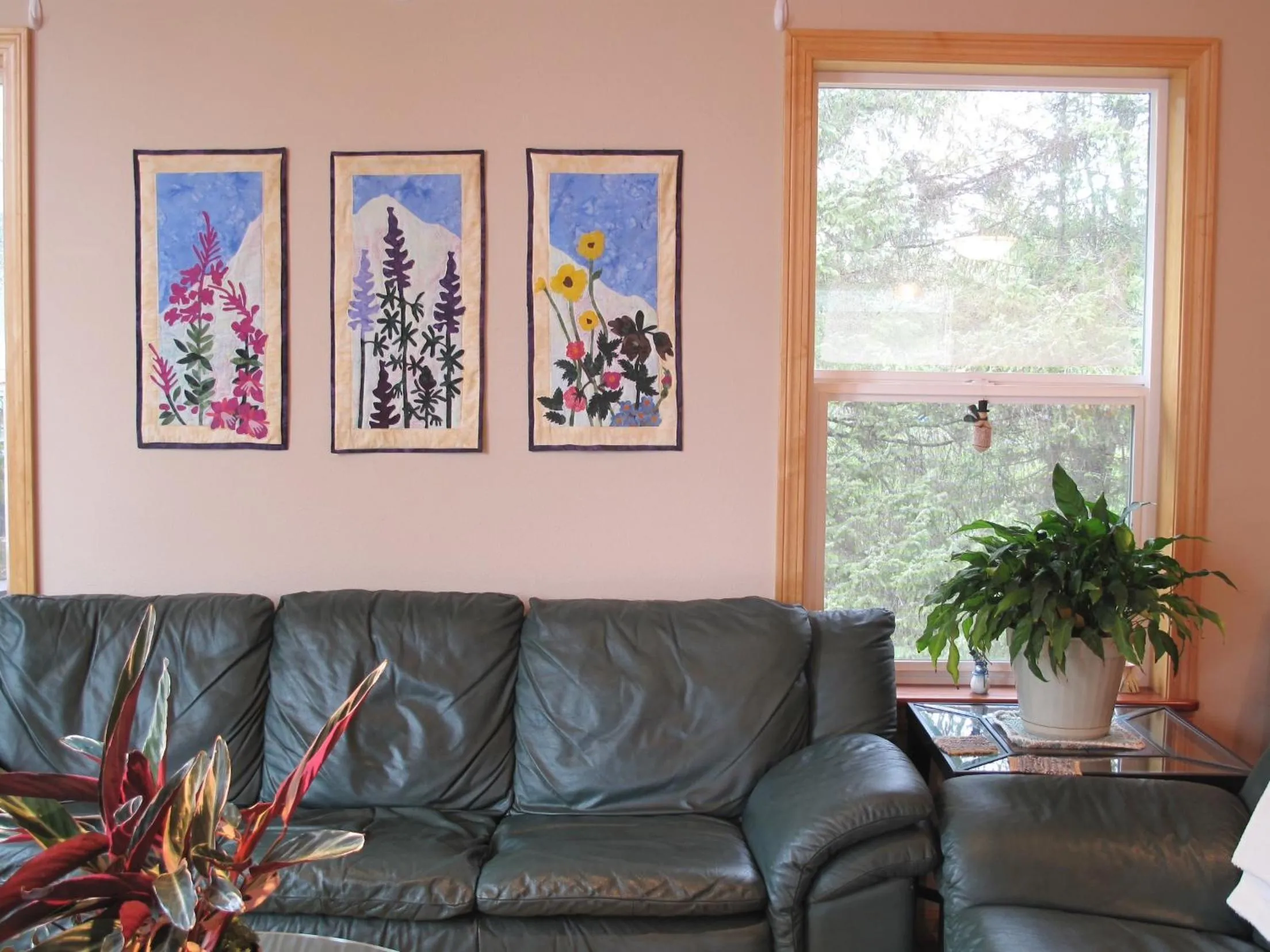 Communal lounge/ TV room in Glacier Creek Lodging