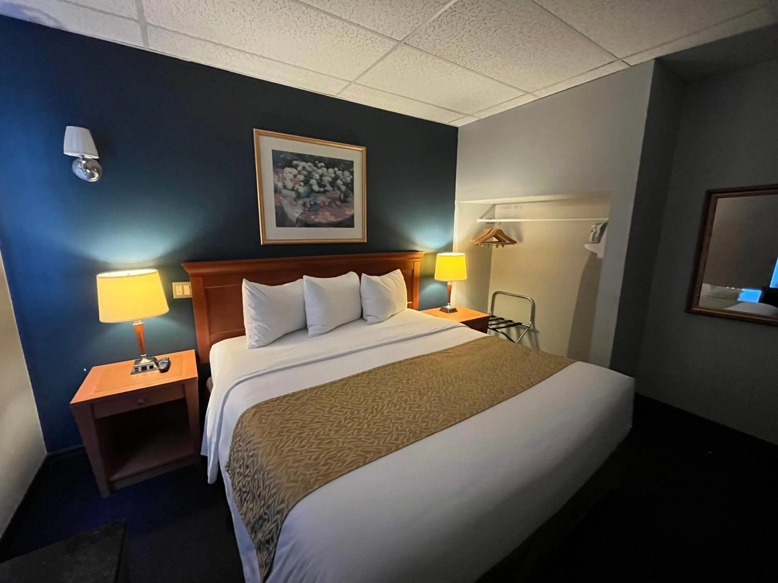 Bed in Le Voyageur Inn