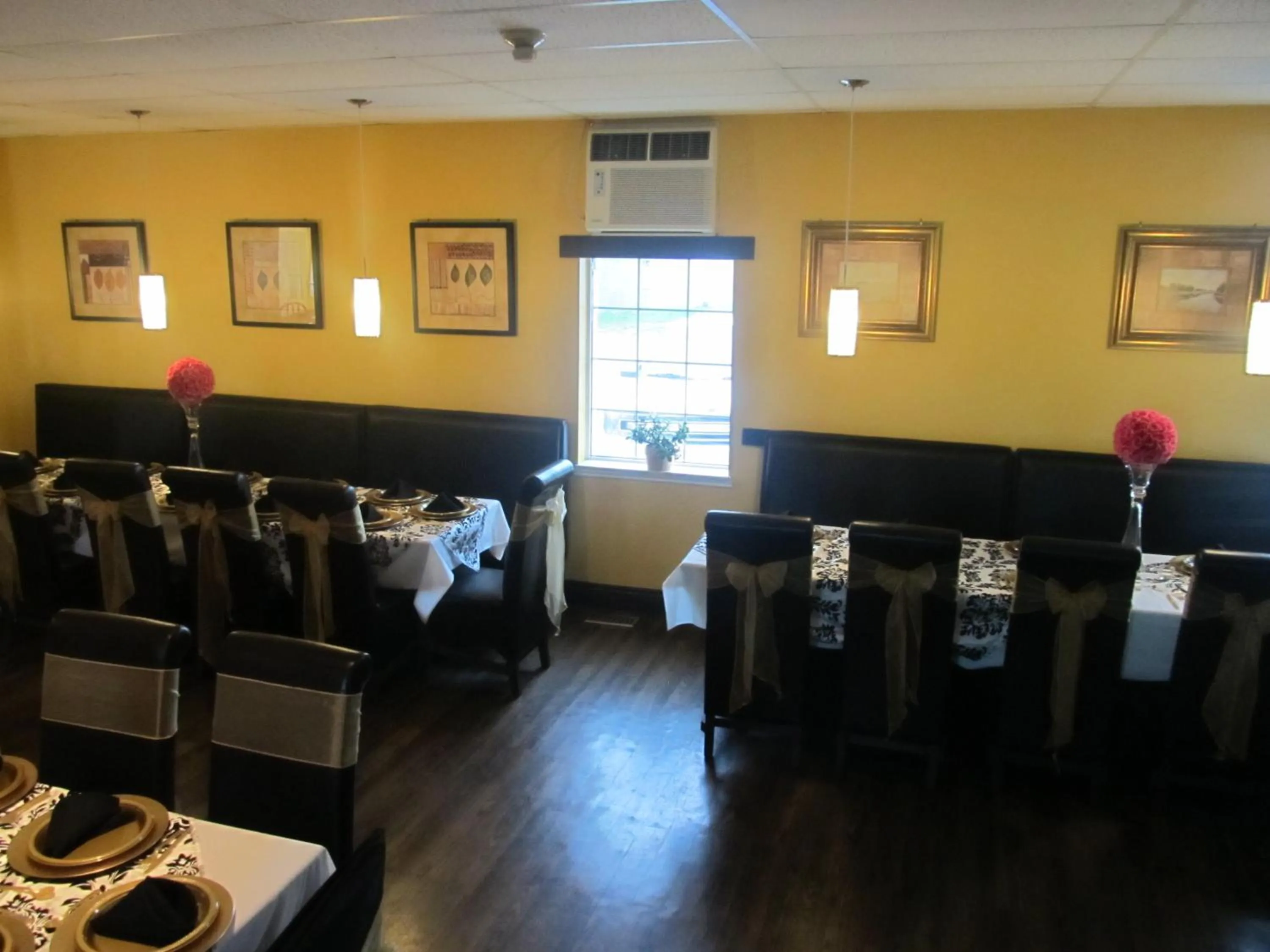 Restaurant/places to eat in Le Voyageur Inn