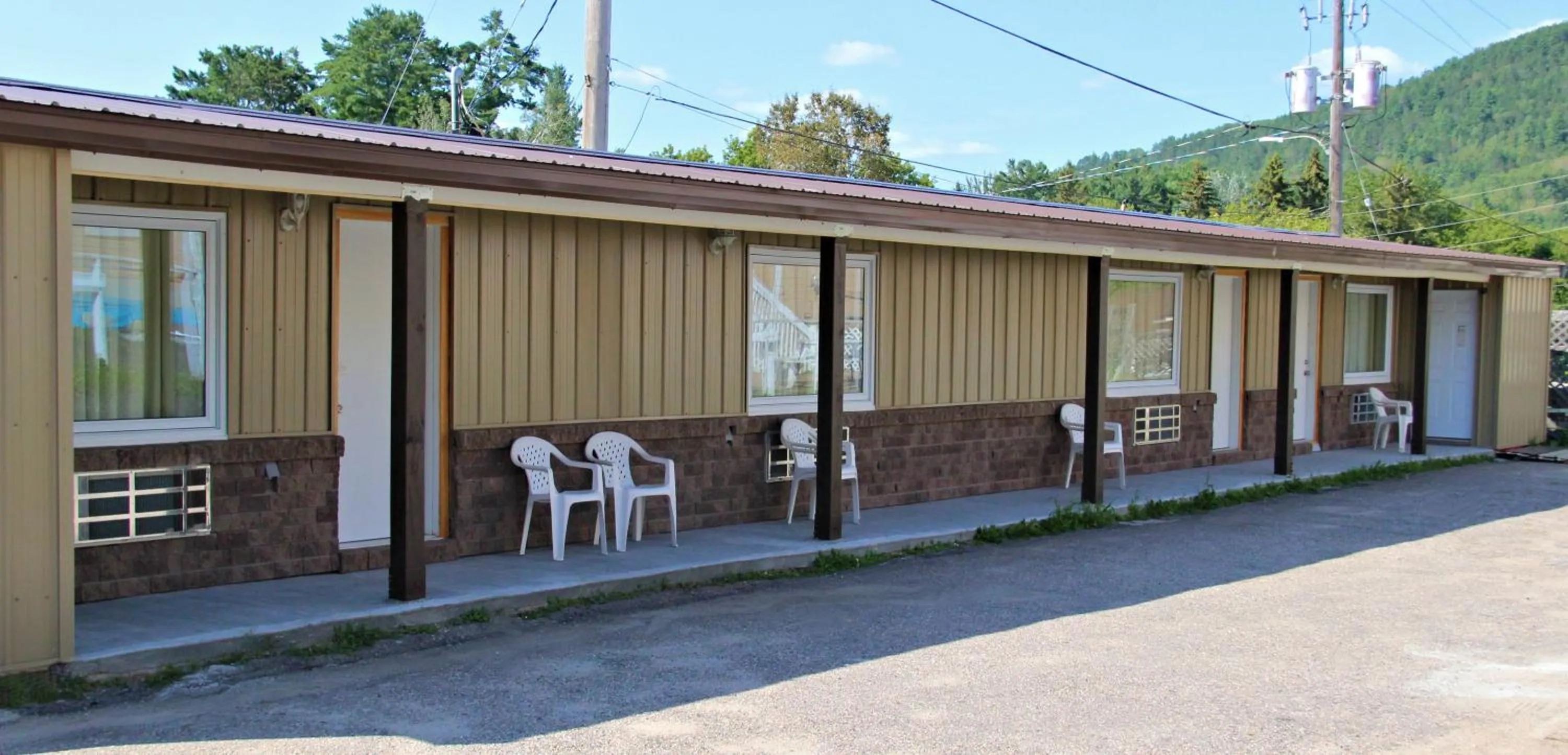 Property building in Le Voyageur Inn