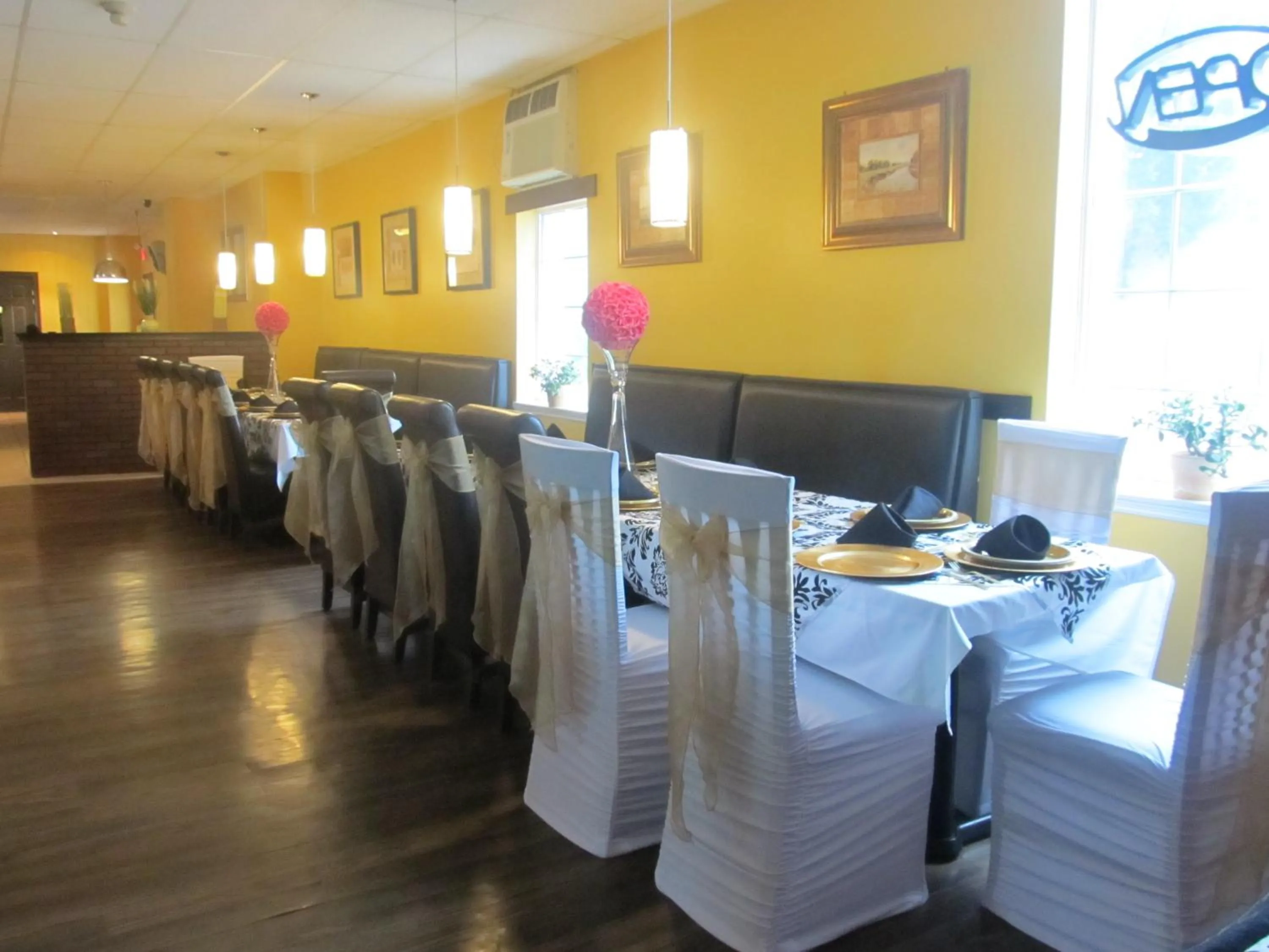 Restaurant/places to eat in Le Voyageur Inn