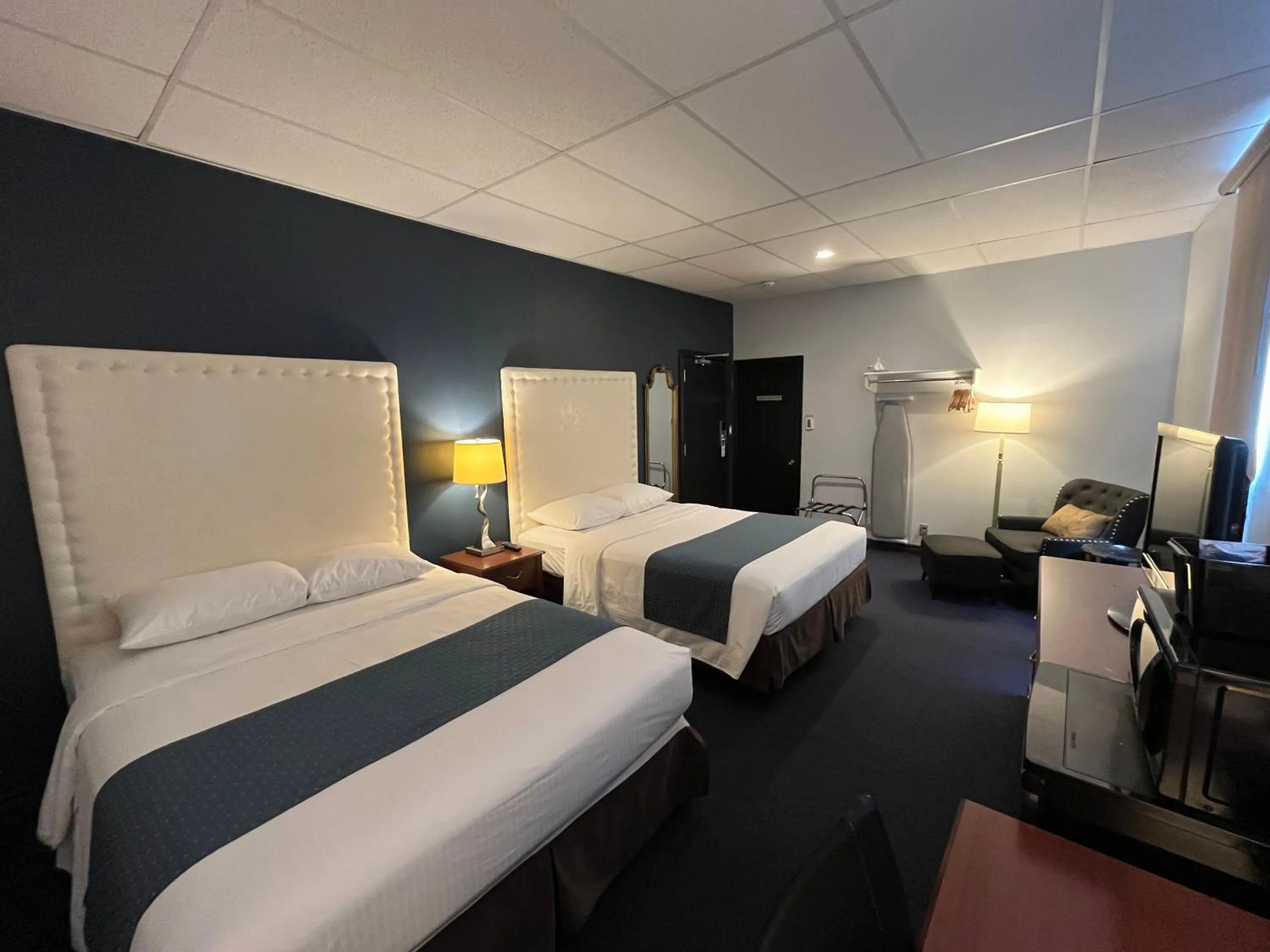 Bed in Le Voyageur Inn