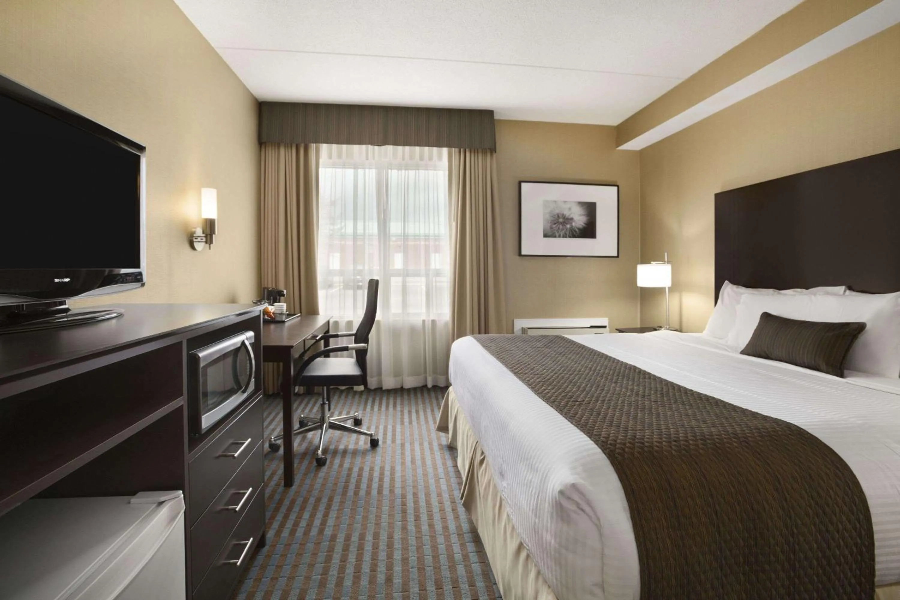 Photo of the whole room, Bed in Days Inn by Wyndham Stouffville