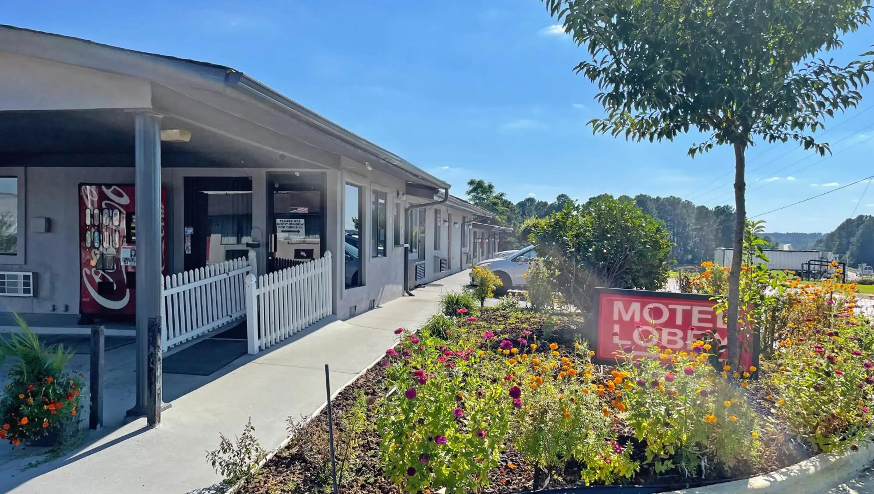 Facade/entrance in Express Inn Thomson Facade/entrance in Express Inn Thomson
