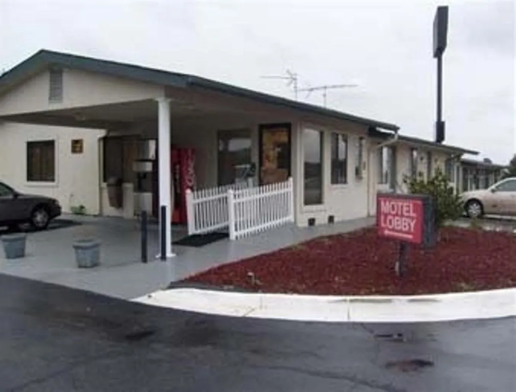 Facade/entrance in Express Inn Thomson