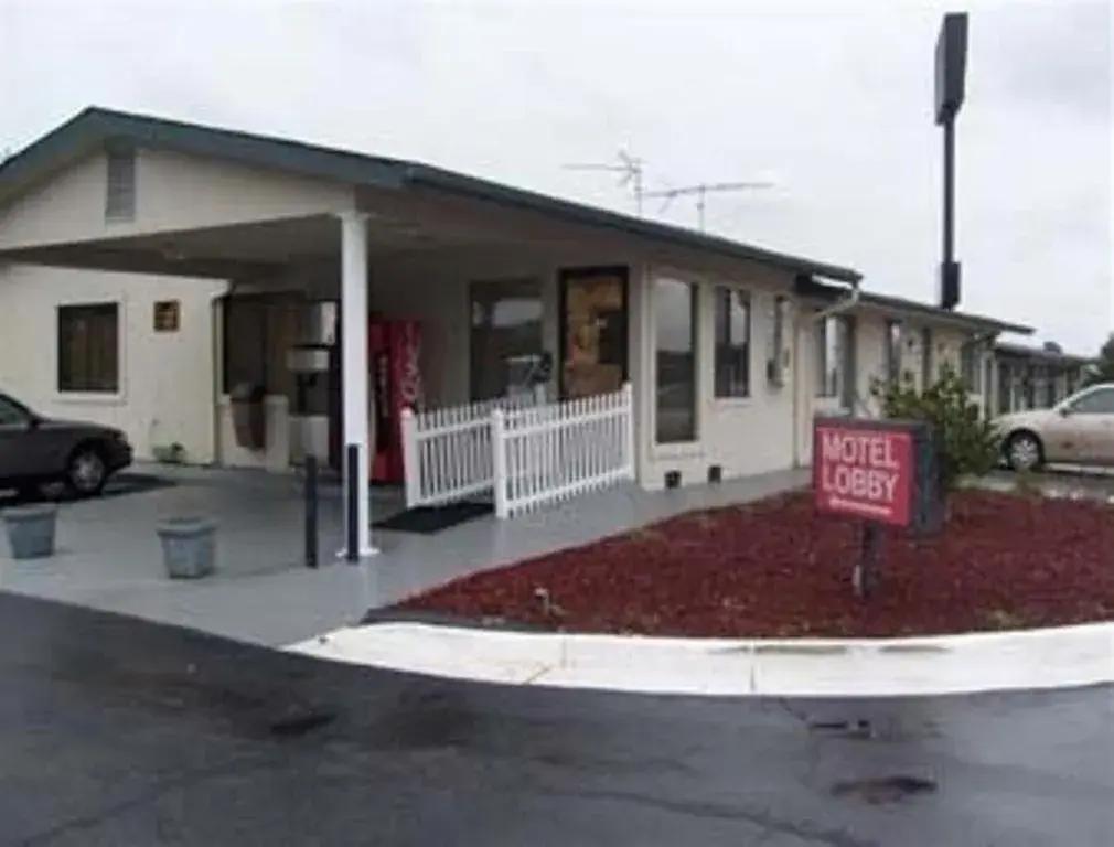 Facade/entrance in Express Inn Thomson Facade/entrance in Express Inn Thomson