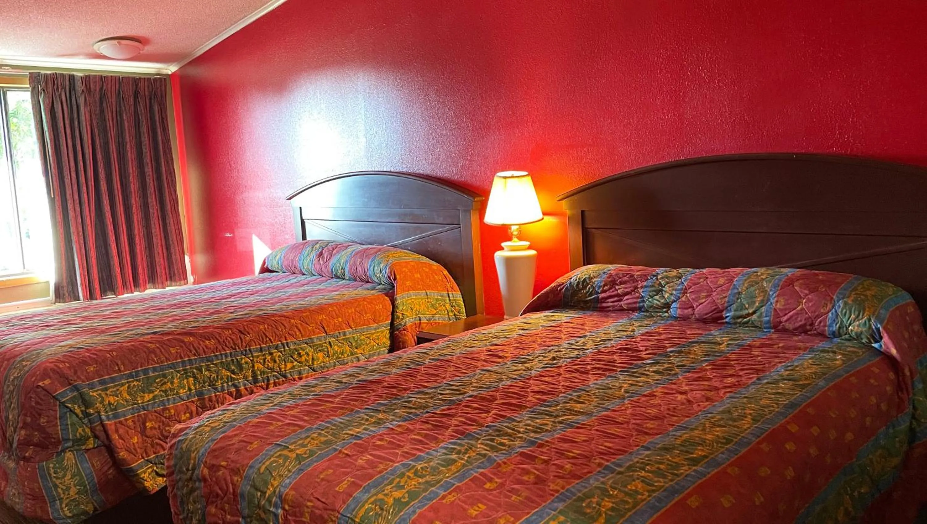 Bedroom, Bed in Express Inn Thomson