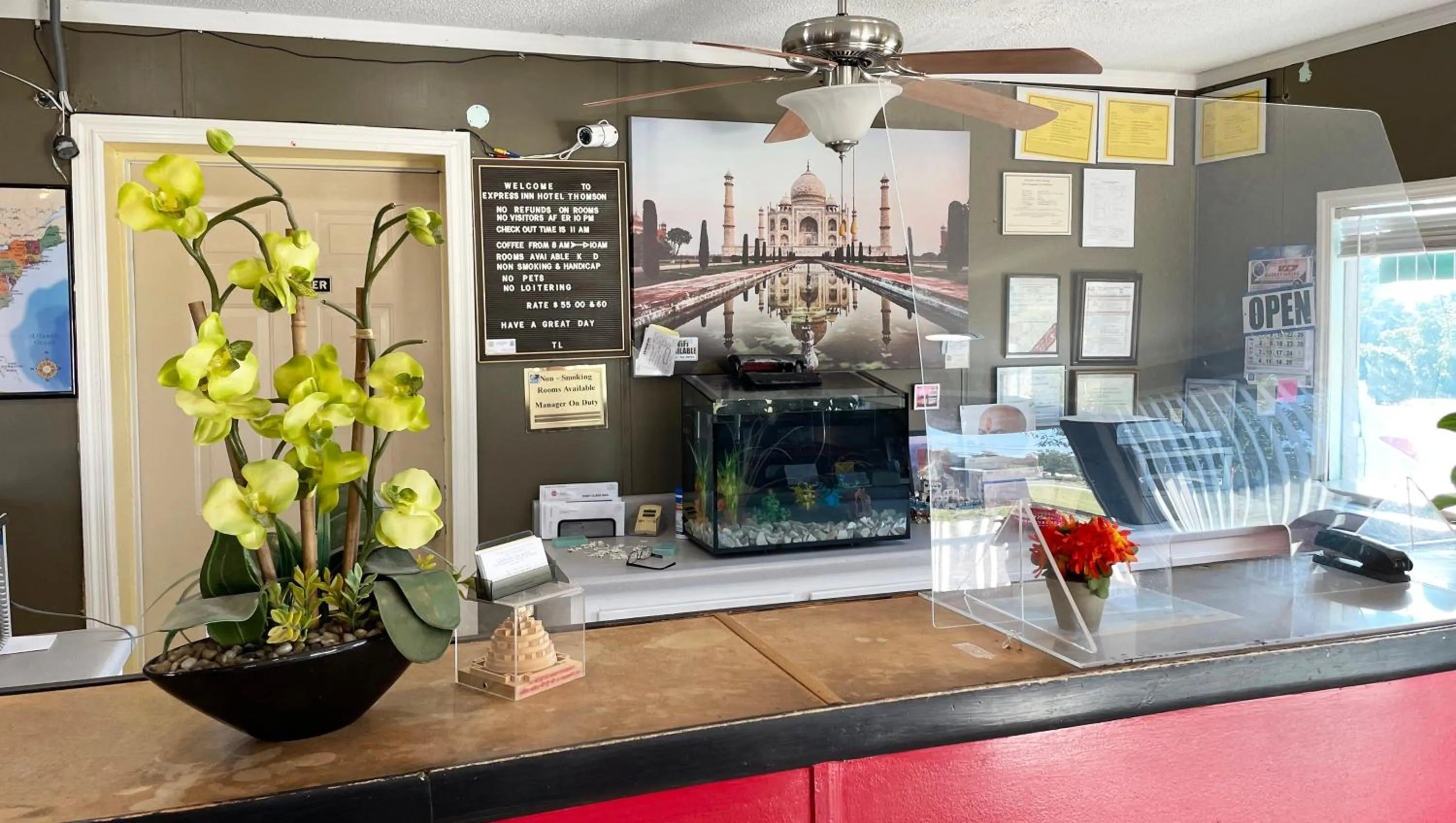 Lobby or reception in Express Inn Thomson