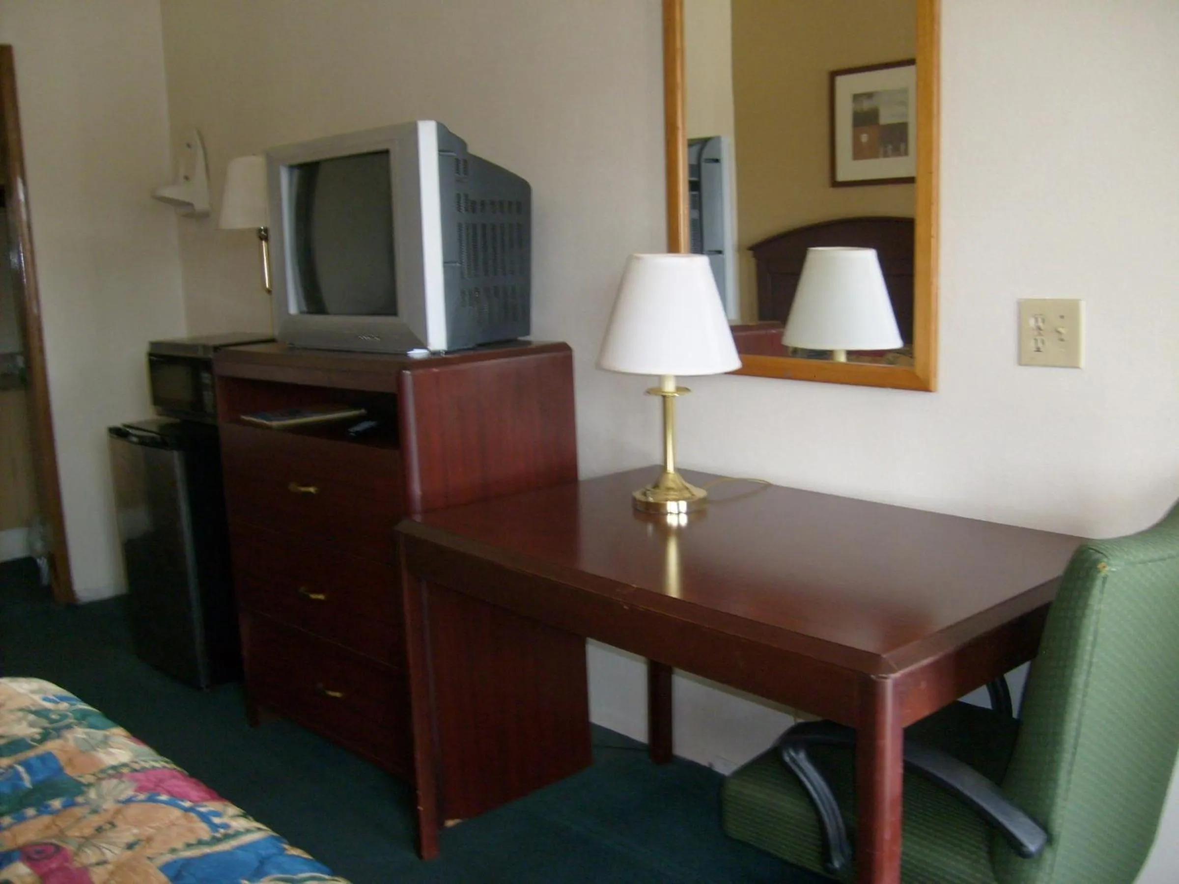 TV and multimedia in Express Inn Thomson