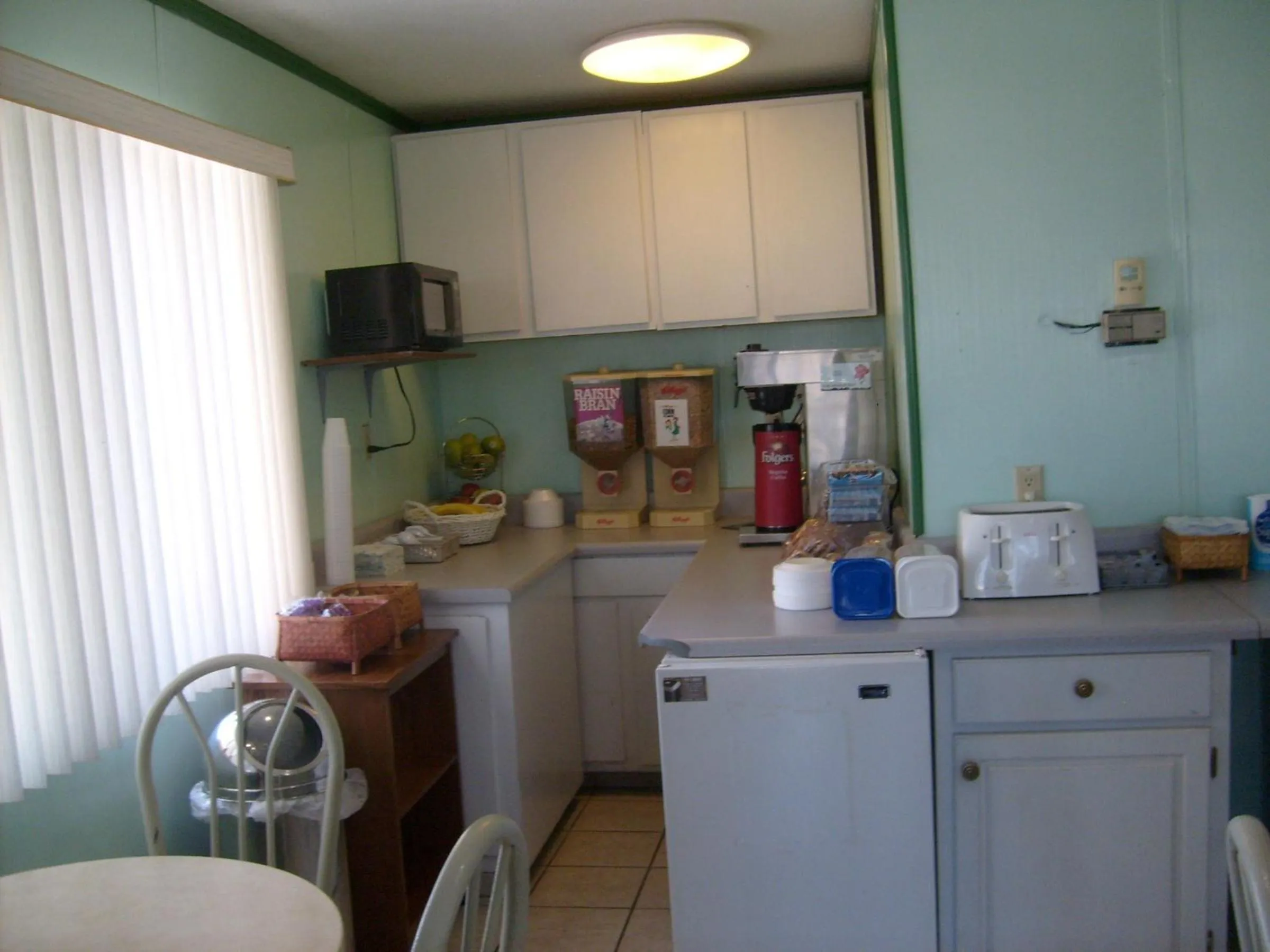 Kitchen or kitchenette in Express Inn Thomson