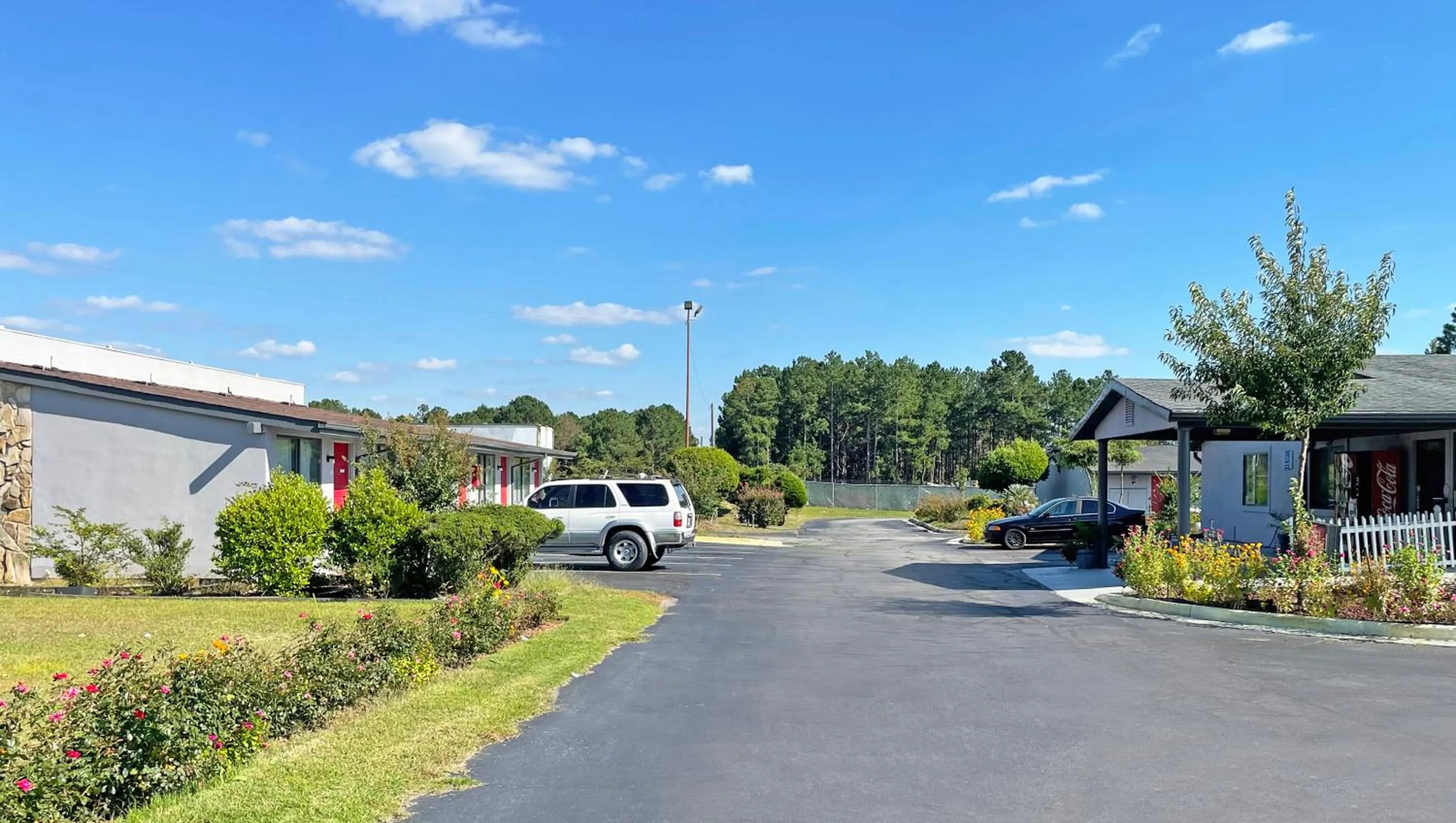 Property building in Express Inn Thomson