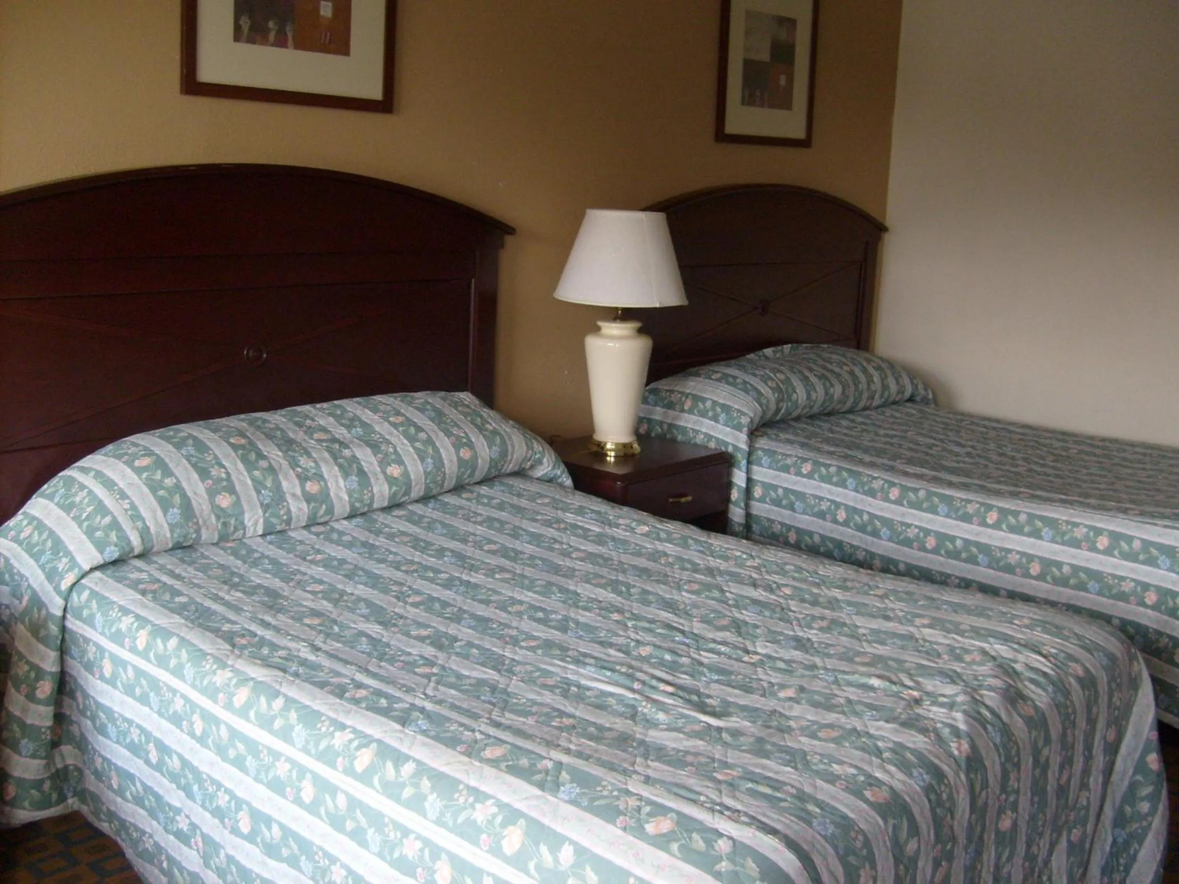 Bedroom, Bed in Express Inn Thomson