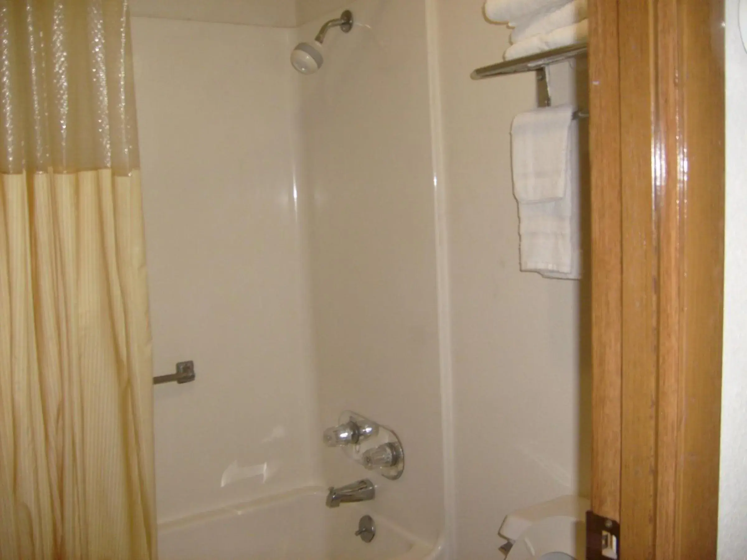 Bathroom in Express Inn Thomson Bathroom in Express Inn Thomson