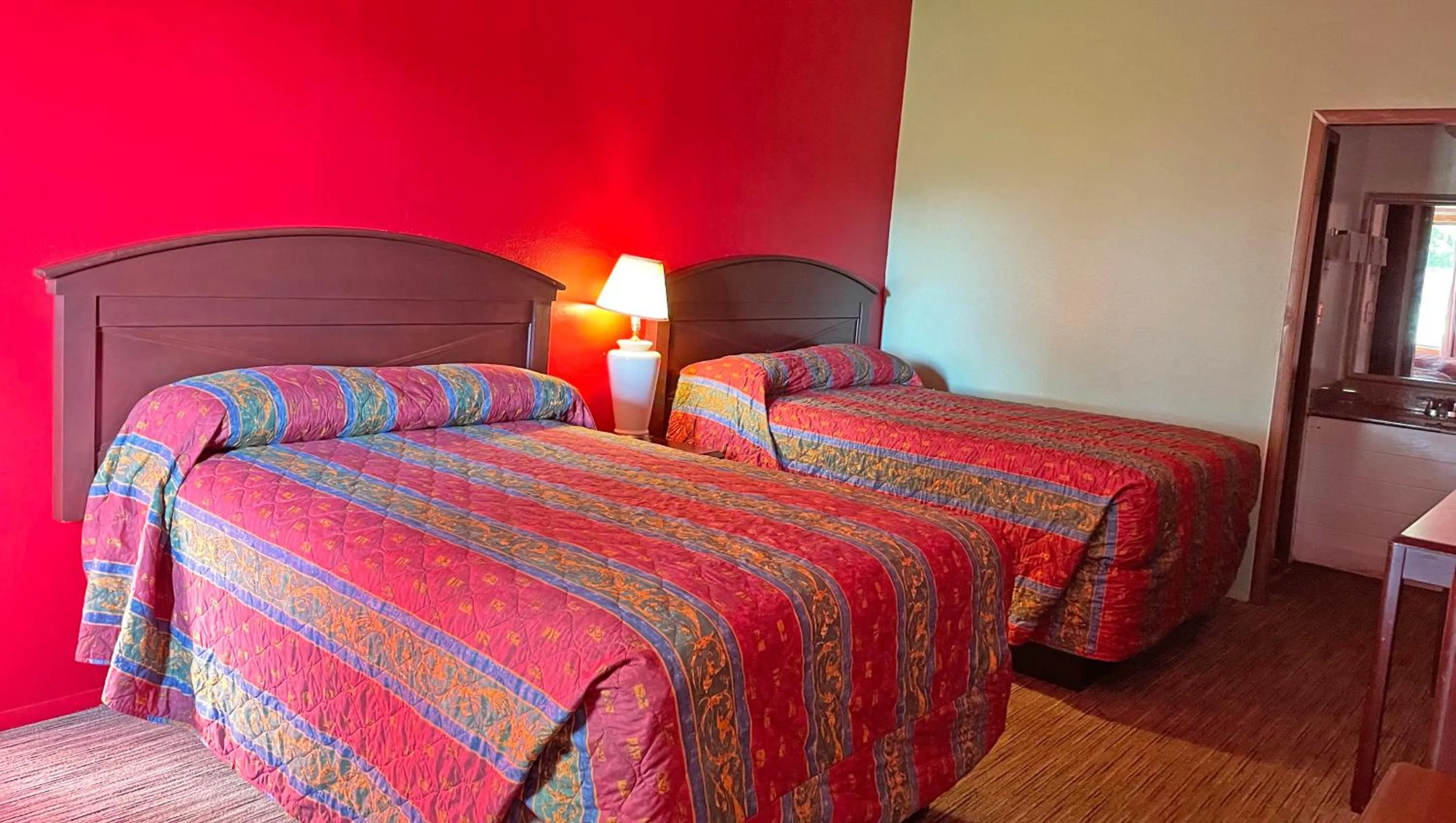 Bedroom, Bed in Express Inn Thomson