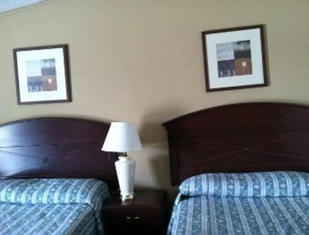 Bedroom, Bed in Express Inn Thomson