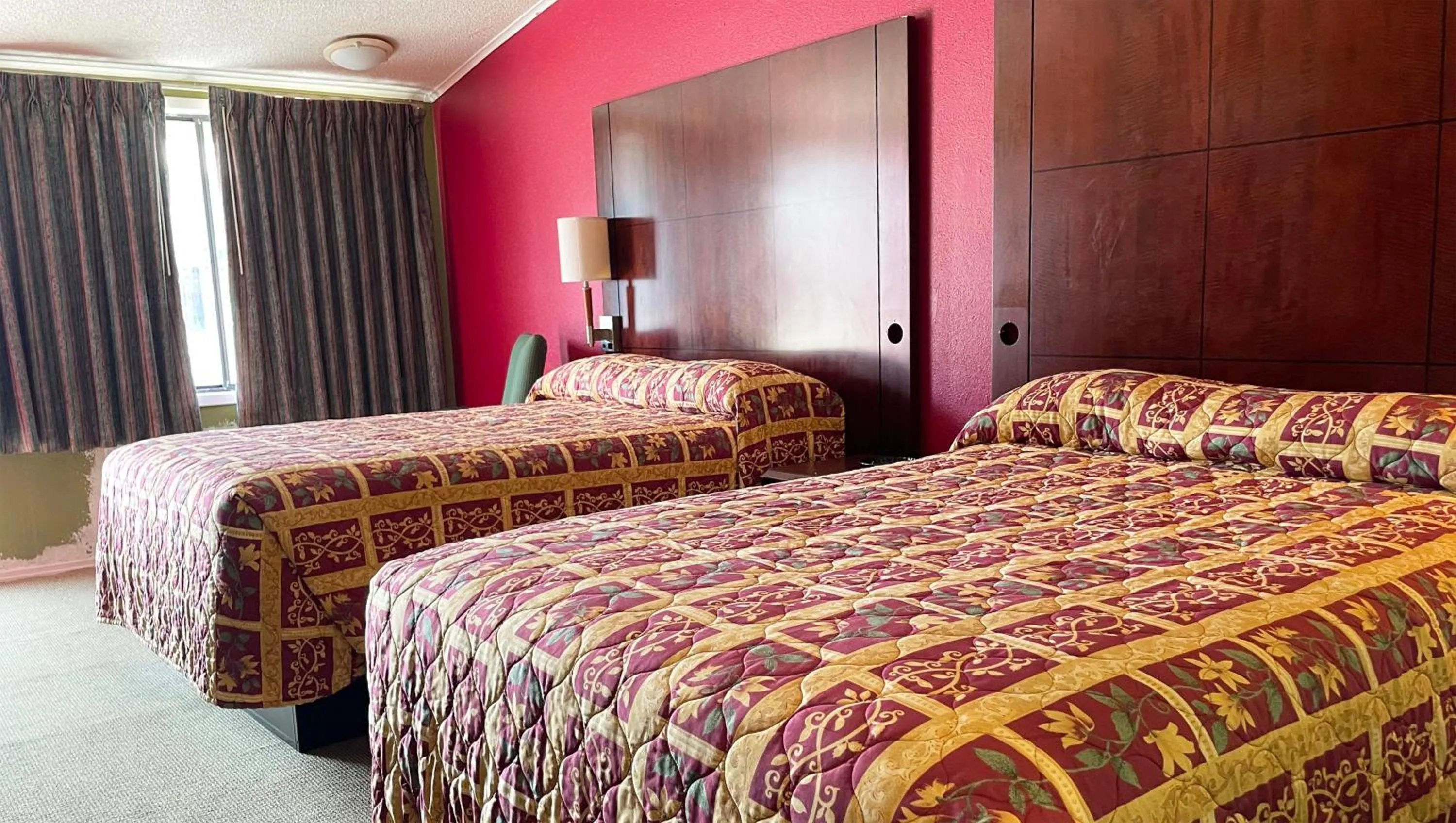 Bedroom, Bed in Express Inn Thomson