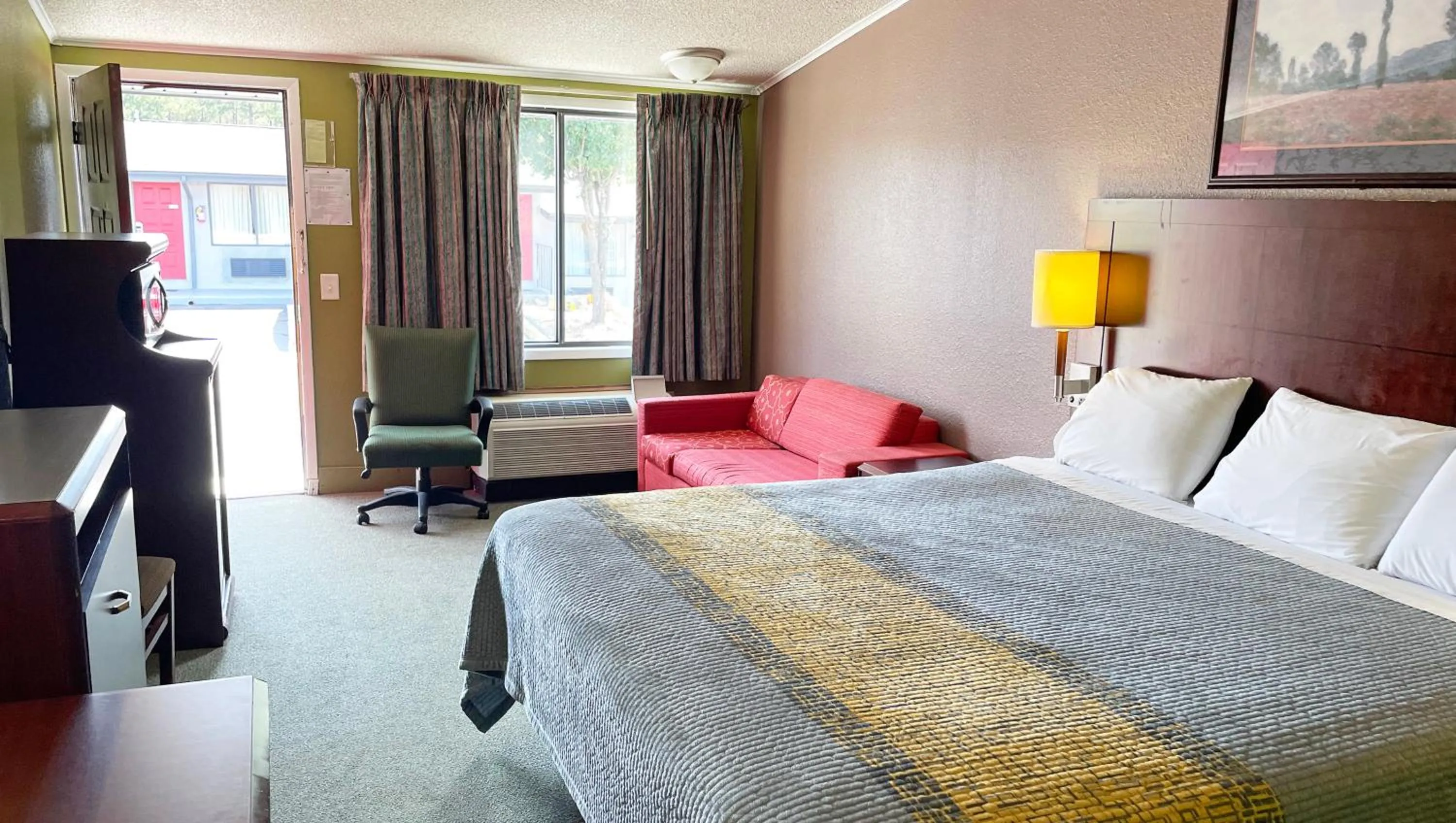 Bedroom, Bed in Express Inn Thomson