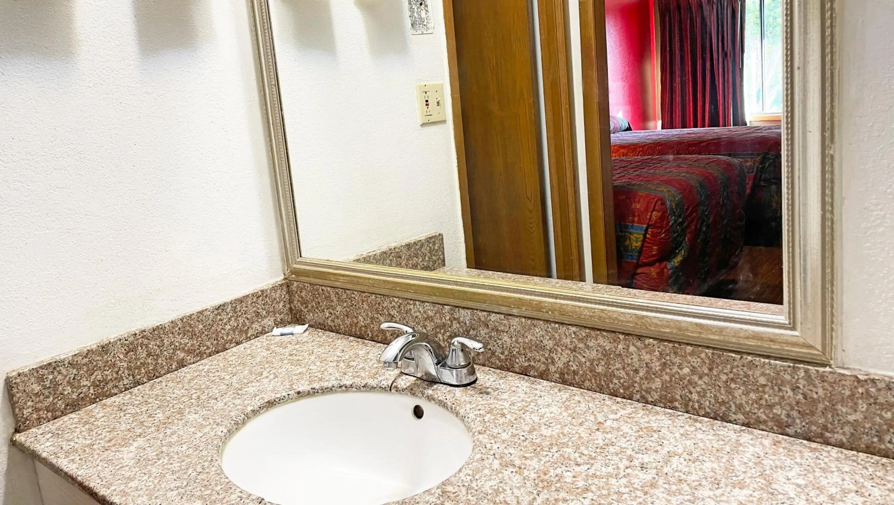 Bathroom in Express Inn Thomson