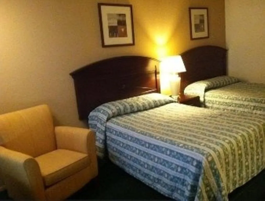 Bedroom, Bed in Express Inn Thomson