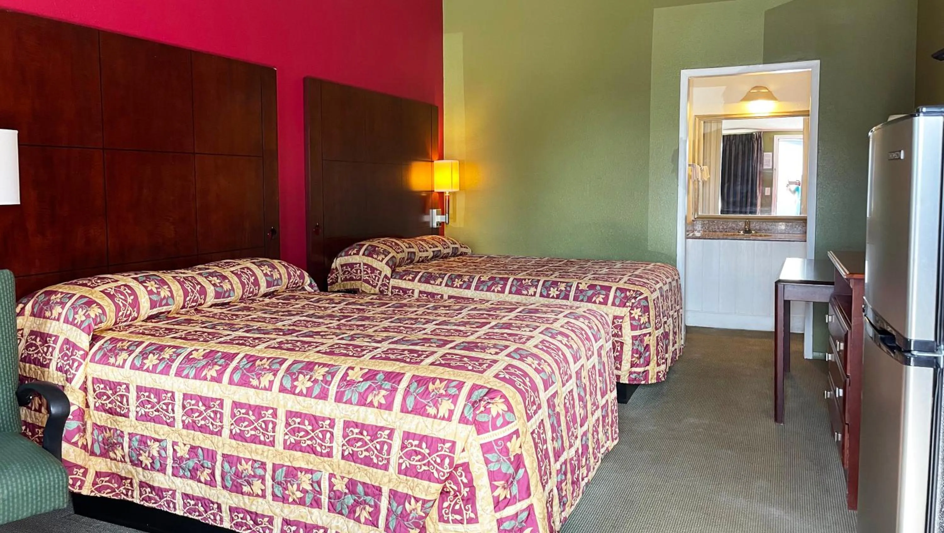 Bedroom, Bed in Express Inn Thomson