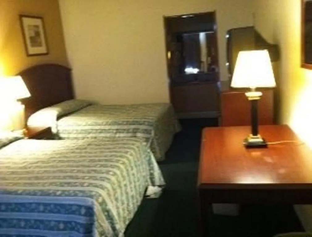 Bedroom, Bed in Express Inn Thomson