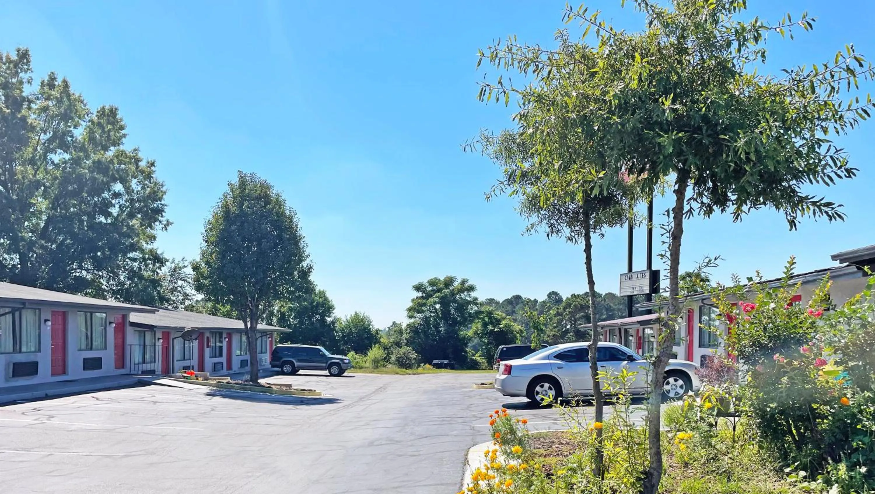 Property building in Express Inn Thomson