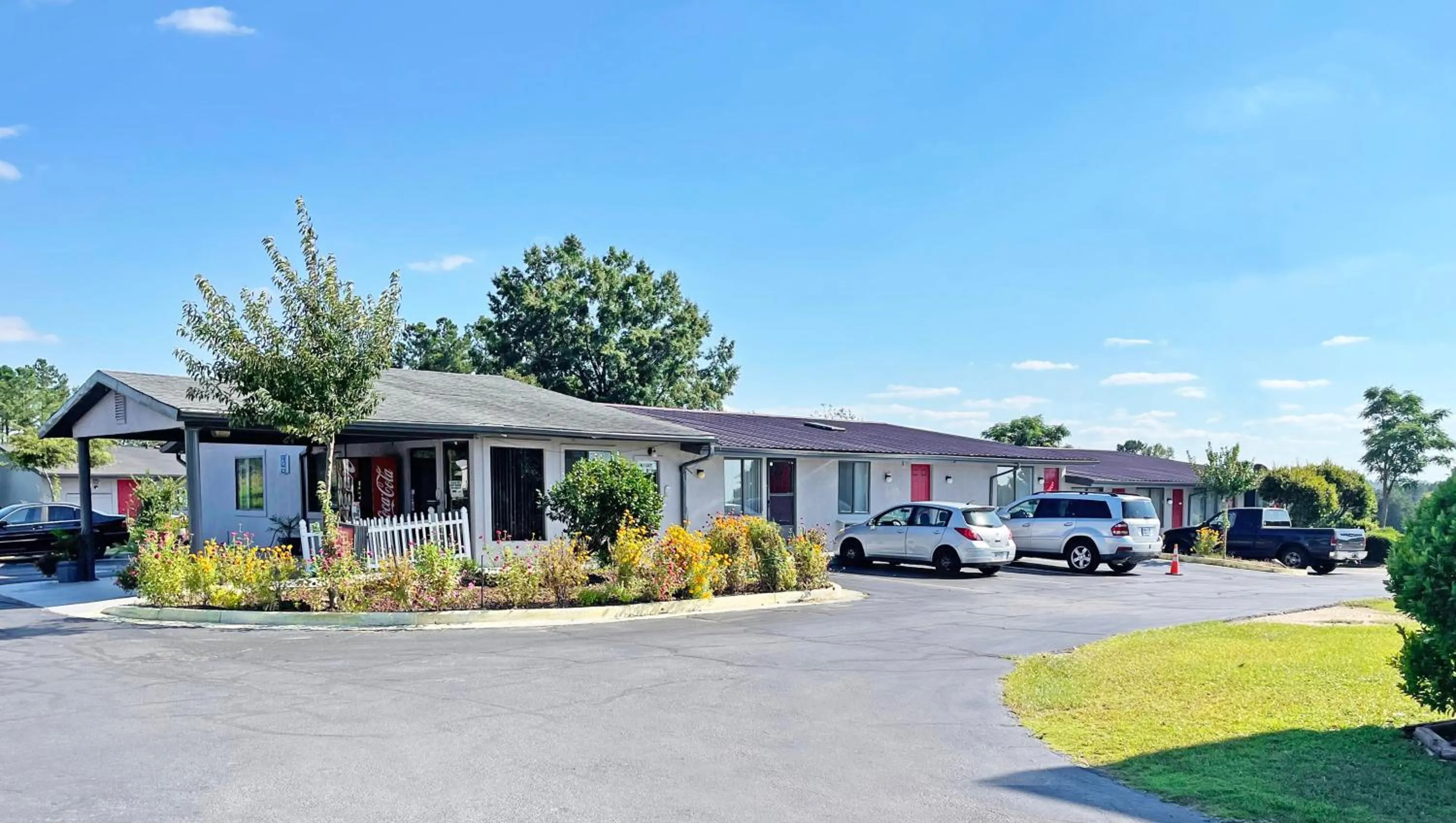 Property building in Express Inn Thomson