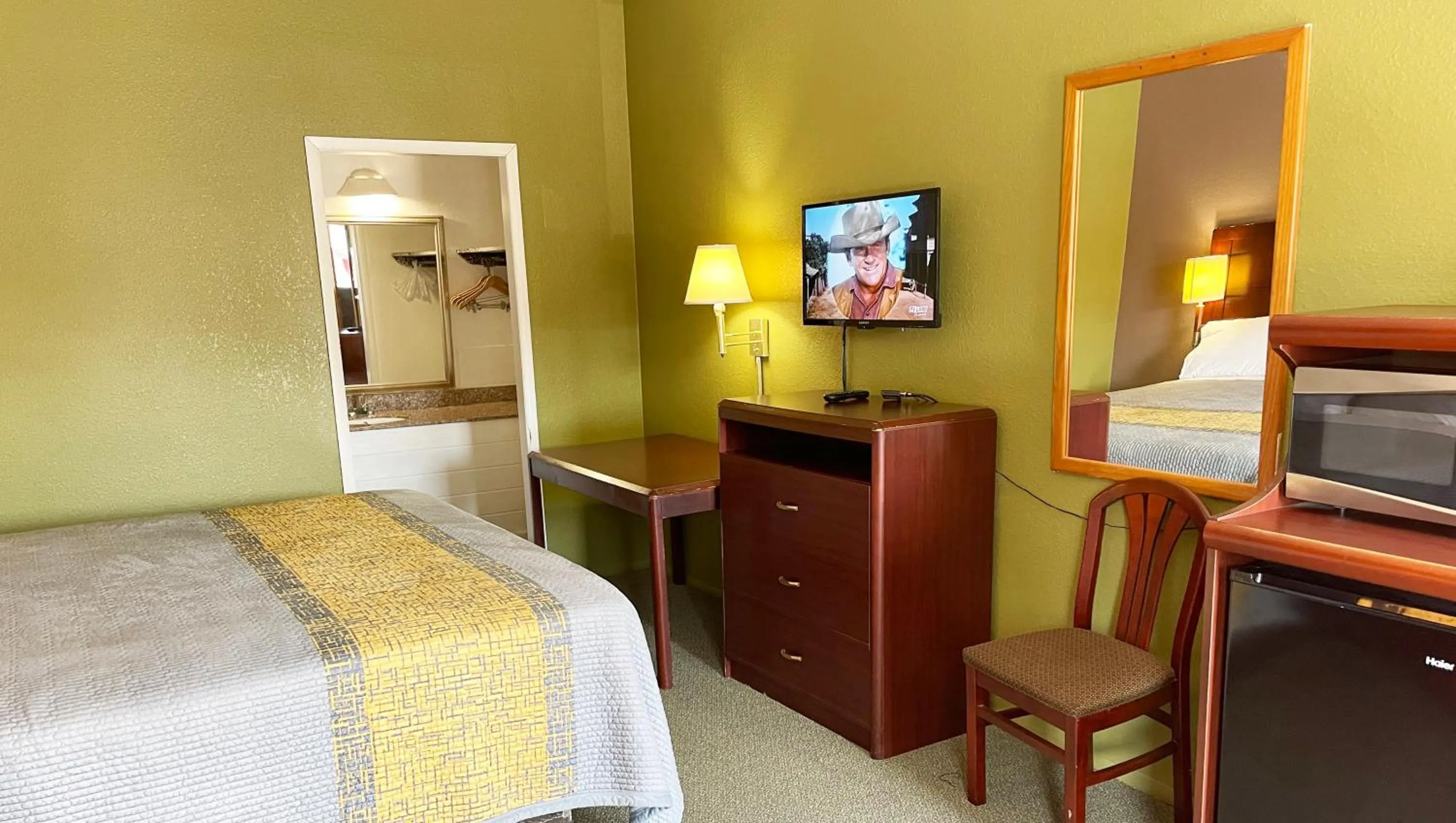 Bedroom, Bed in Express Inn Thomson