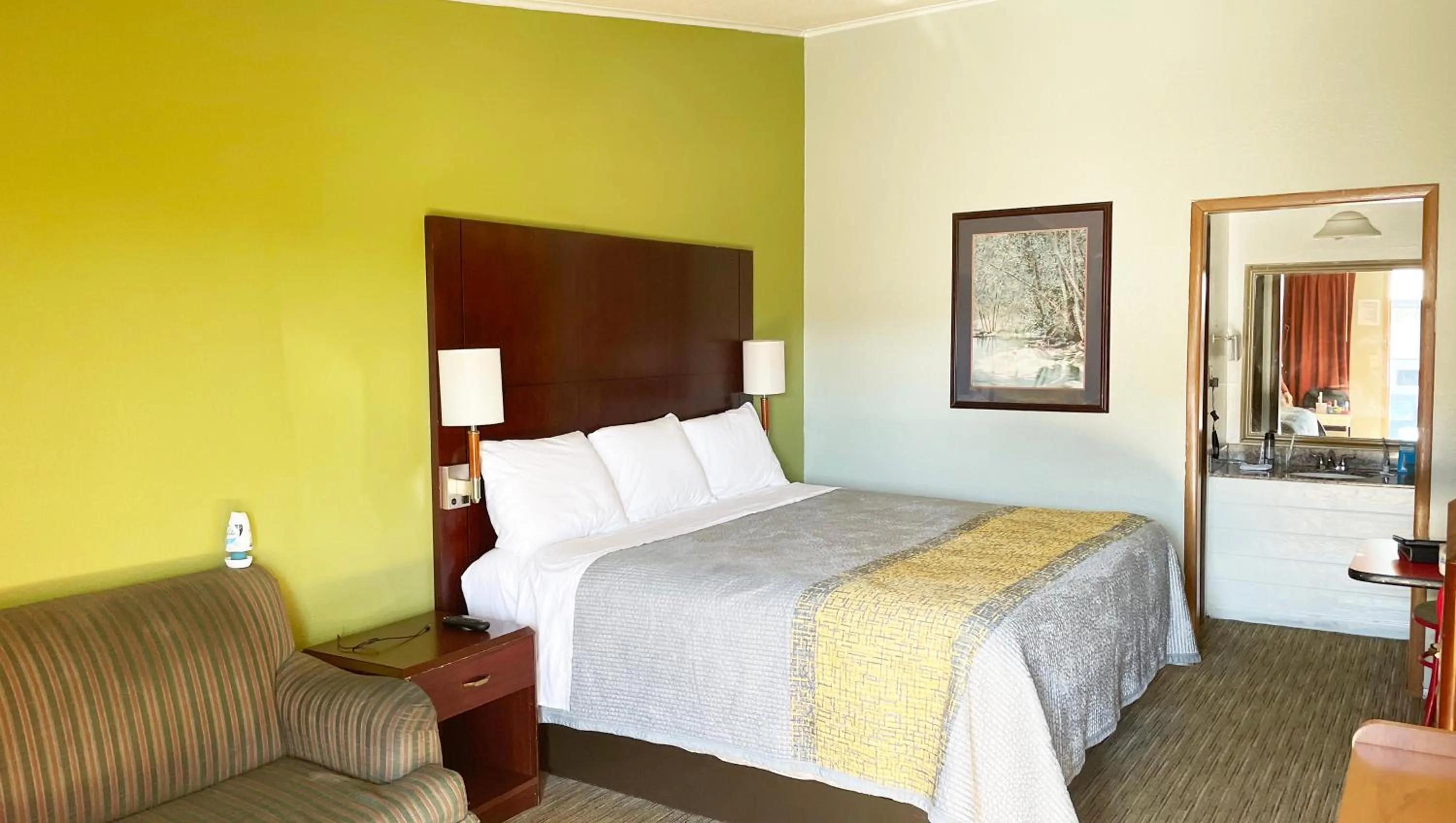 Bedroom, Bed in Express Inn Thomson