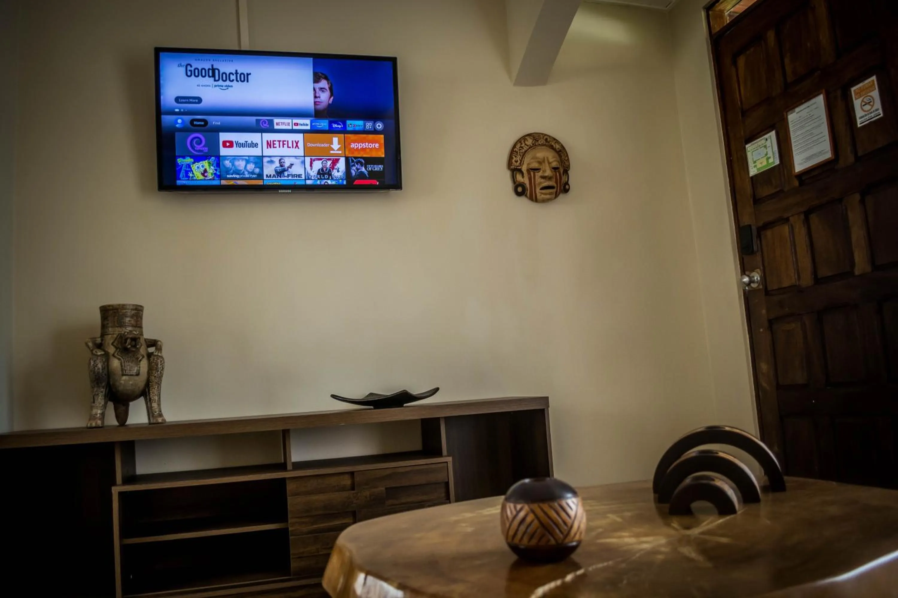 Communal lounge/ TV room in Villa Creole