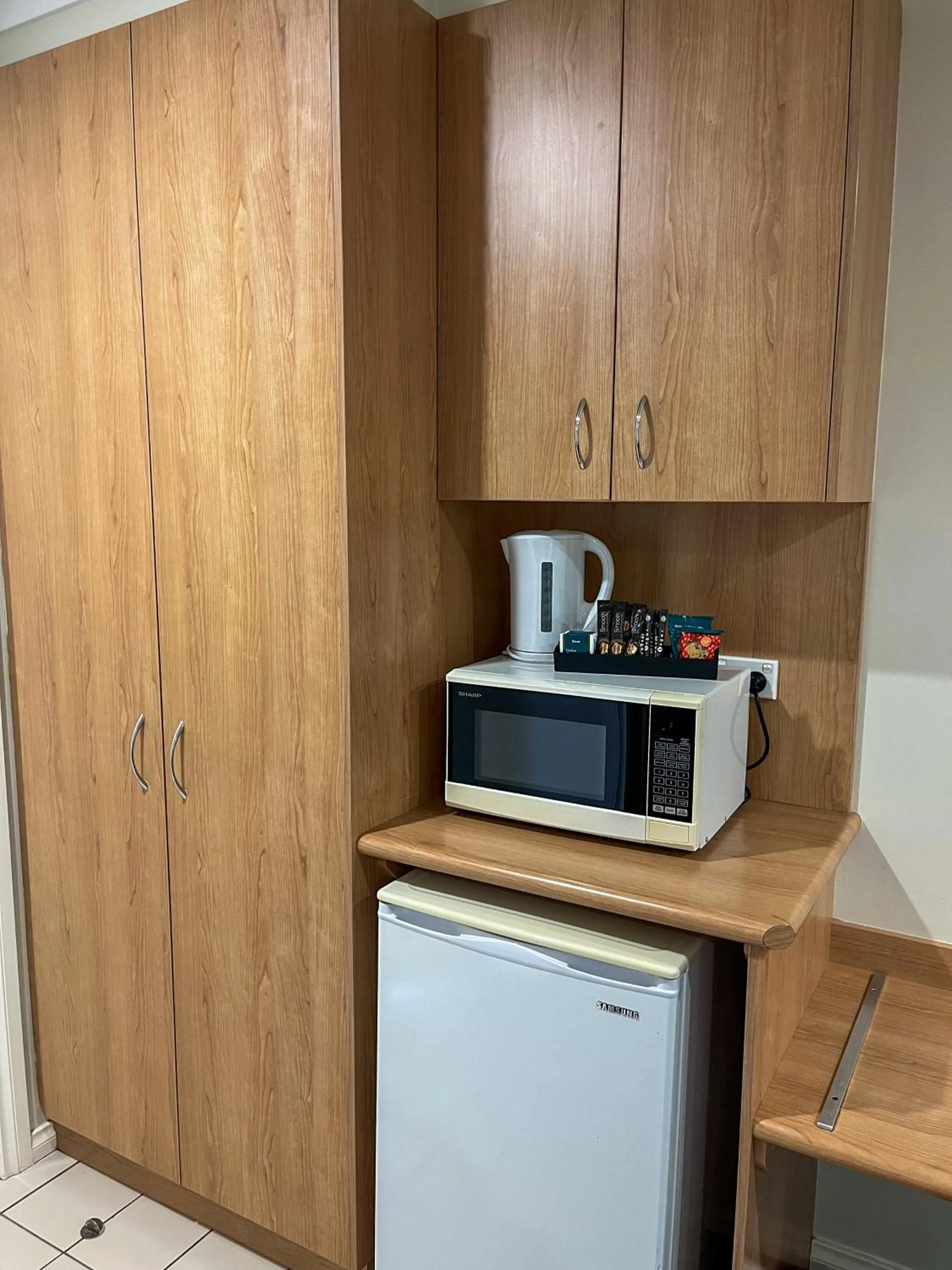 Kitchen or kitchenette in Bushman's Motor Inn