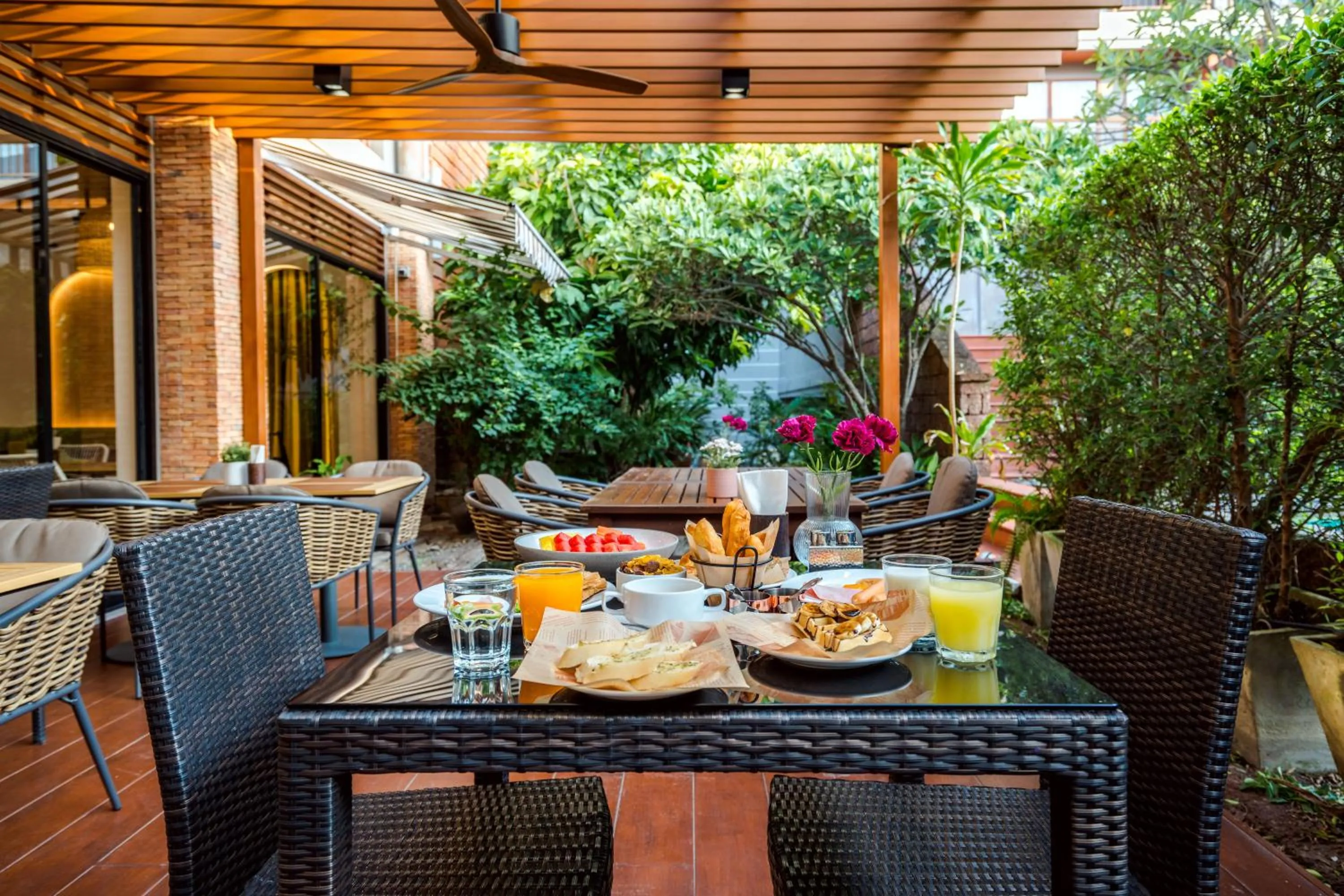 Restaurant/places to eat in Ayrest Hua Hin Hotel