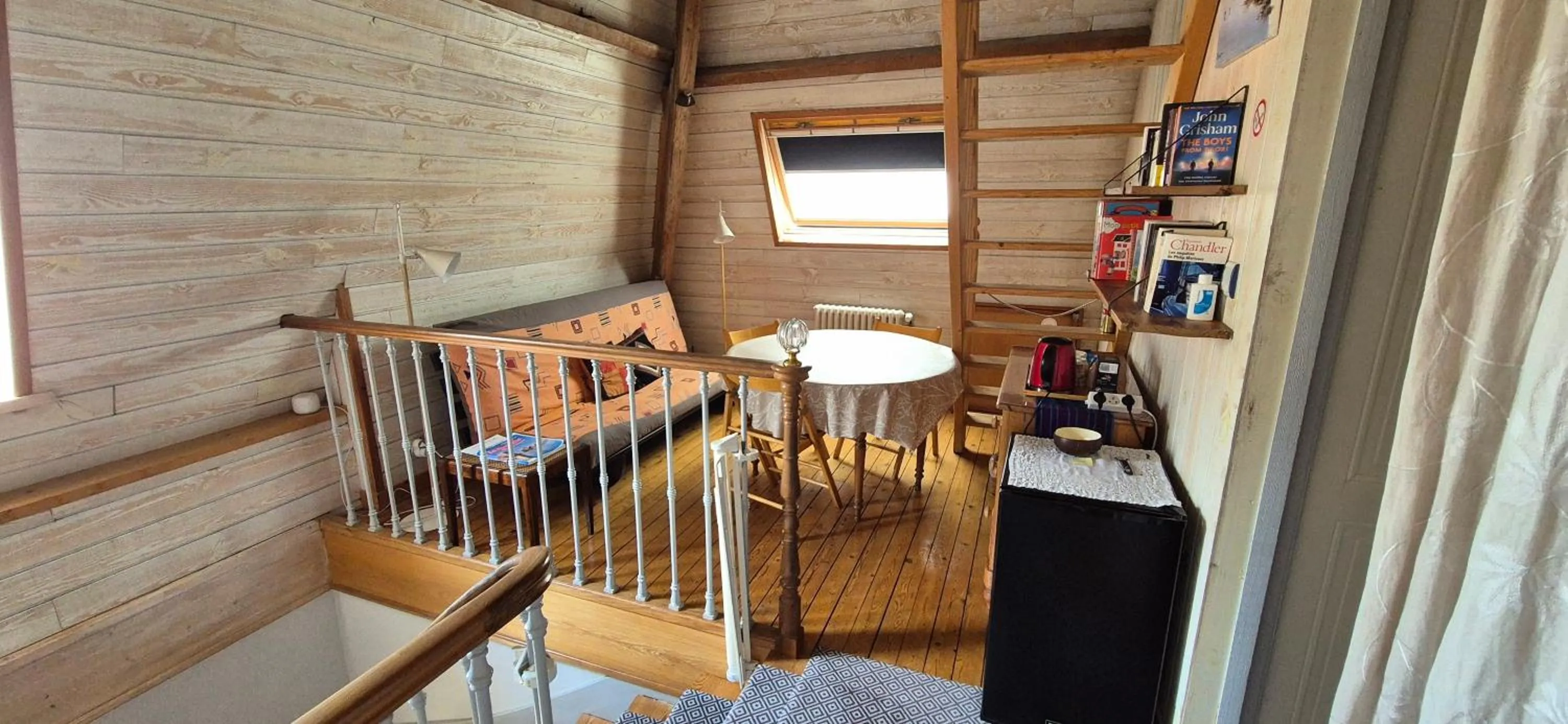 Communal lounge/ TV room in Chambres d'hôtes Le Clos Bleu